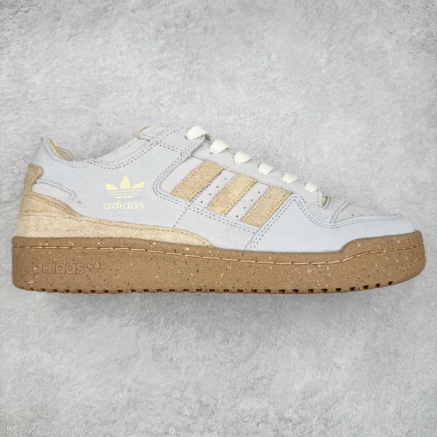 AD Forum 84 Low OG 低帮百搭潮流休闲运动板鞋 JI0488 以复古篮球鞋的外形为基础 采用皮革拼接 简约百搭 更加贴合舒适 中底内侧网格造型起到点睛之笔 外底橡胶 更显复古 尺码:36 36.5 37.5 38 38.5 39 40 40.5 41 42 42.5 43 44 44.5 45-选品中心