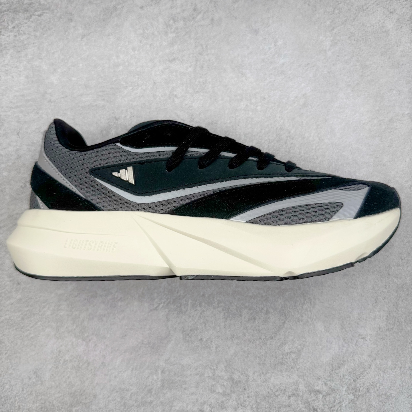 AD LIGHTBLAZE 流光舒适防滑耐磨低帮跑步鞋 JH6959 前卫的专业跑鞋风格造型，LIGHTBLAZE延续了竞速美学的流线轮廓，保留住了与 AdizeroAdios Pro Evo 1相类似厚底理念和「宽三道杠」的视觉元素。尺码：36 36.5 37.5 38 38.5 39 40 40.5 41 42 42.5 43 44 44.5 45-选品中心