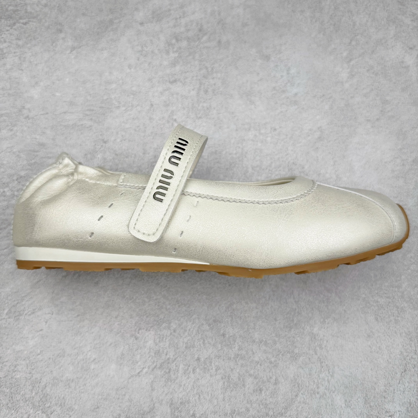 MiuMiu/缪缪25ss早春走秀新款一脚蹬懒人鞋玛丽珍芭蕾舞鞋·平底单鞋 官方春夏走秀新款，时髦百搭·即可咸又可甜·一点也不磨脚·无论光脚穿还是搭配袜子穿都超级减龄 ♛ 超级无敌百搭！（✅ZP开发）尺码：35-40-选品中心