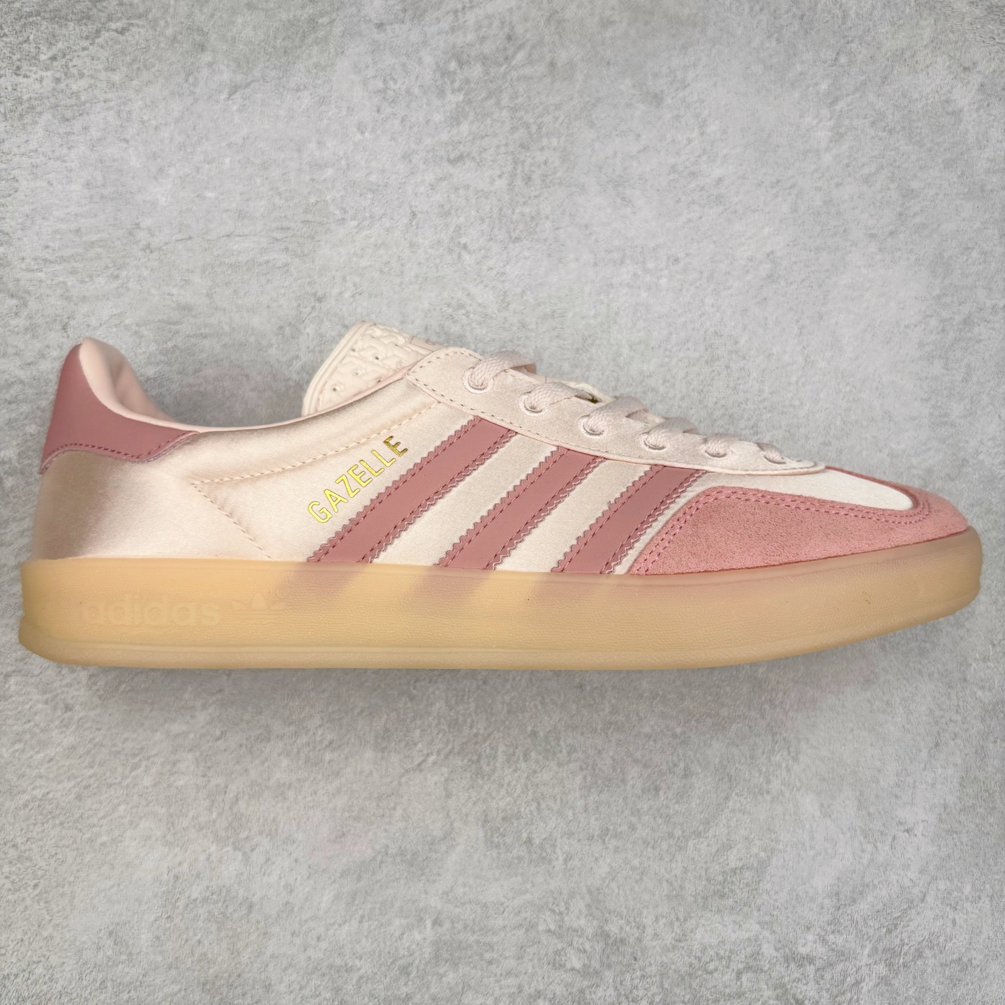 AD Gazelle Indoor Trainers 羚羊内训系列低帮复古百搭休闲运动德训风板鞋 JI2709 90年代经典的复刻版！自60年代以足球训练鞋面世以来,Gazelle就以其经典设计席卷全球。1991年版本的复刻,再造经典Gazelle。采用皮革打造,搭配浊色细节,让这款经典更加简约。尺码：36 36⅔ 37⅓ 38 38⅔ 39⅓ 40 40⅔ 41⅓ 42 42⅔ 43⅓ 44⅓ 44⅔ 45-选品中心