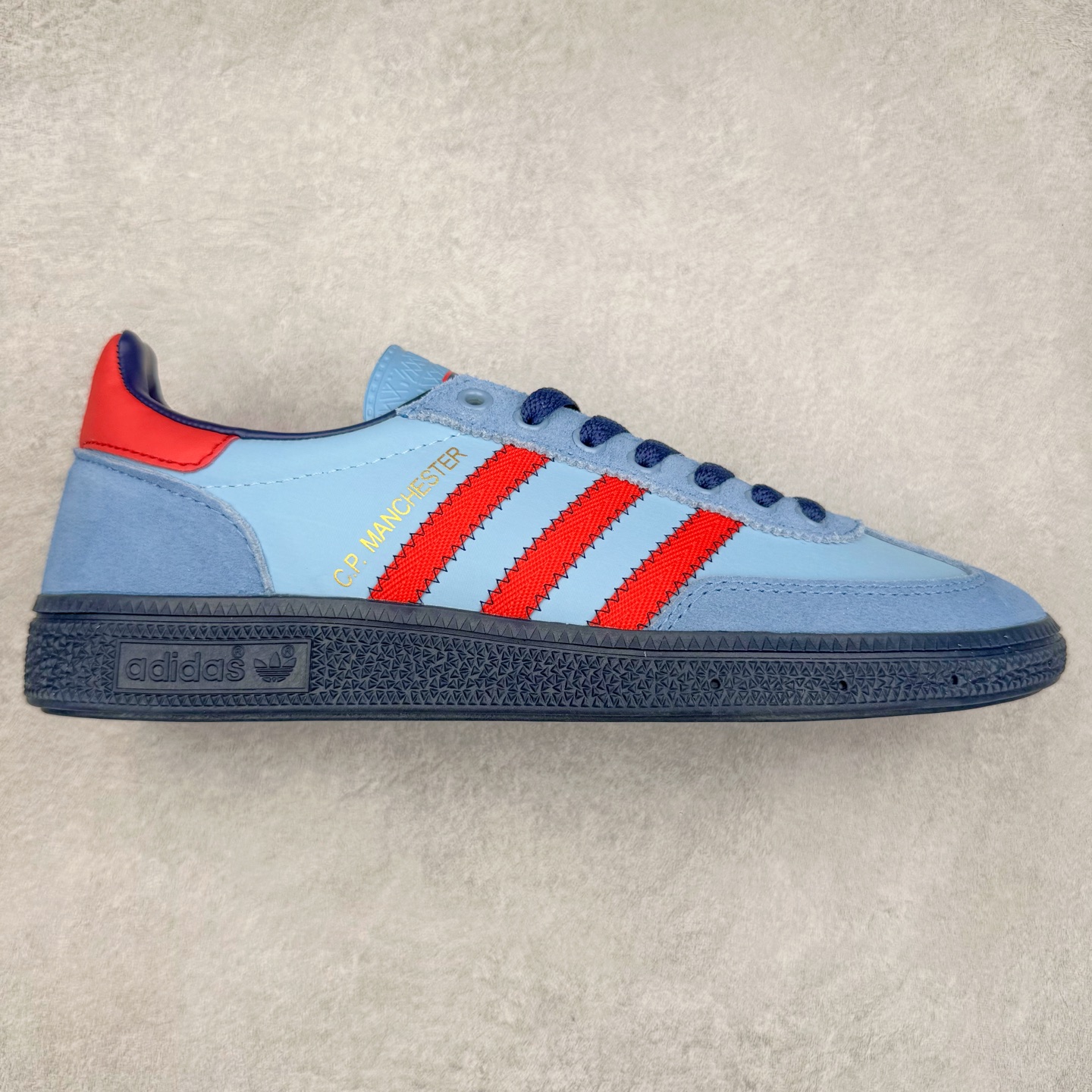 AD Originals Handball SPZL 手球运动员系列百搭休闲运动板鞋 IH3312 这款来自阿迪达斯的这款HANDBALL SPZL前身是一双手球运动鞋，这一次拿来复刻，所以鞋面的主要色彩选用了黑色， 鞋面外侧除了Spezial字母之外还有三叶草标志。Handball SPZL作为复古手球训练鞋与作为室内足球鞋的Samba有着异曲同工之处，但是质感更为出众的鞋身以及丰富的配色选择比起Samba来讲可以说是更胜一筹了！尺码：36 36⅔ 37⅓ 38 38⅔ 39⅓ 40 40⅔ 41⅓ 42 42⅔ 43⅓ 44 45-选品中心