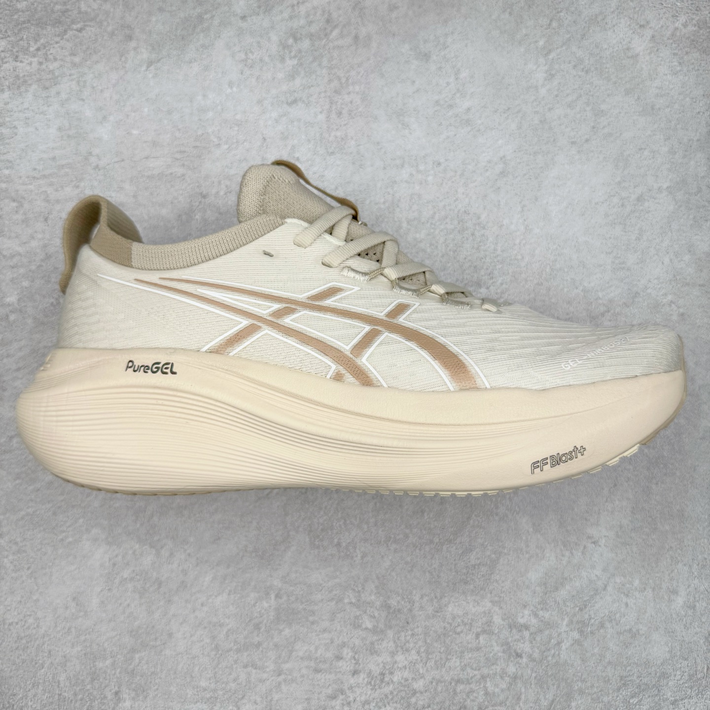 Asics GEL-Nimbus 27 亚瑟士缓震跑鞋 近年复古风潮的势头很旺 ASICS一直坚信保持身体的健康与活力是打造健康快乐的生活方式的最佳途径 ASICS为复古鞋型注入新设计 为玩家的街头穿搭提供了更多可能 GEL-NIMBUSTM9运动鞋最初是为中立和仰卧跑步者设计的长距离训练器 采用原始材料和关键细节重新设计 其Y2K时代的工业外观也被大胆的对比和色块所抵消 尺码：36 36.5 37.5 38 38.5 39 40 40.5 41.5 42 42.5 43.5 44 44.5 45-选品中心