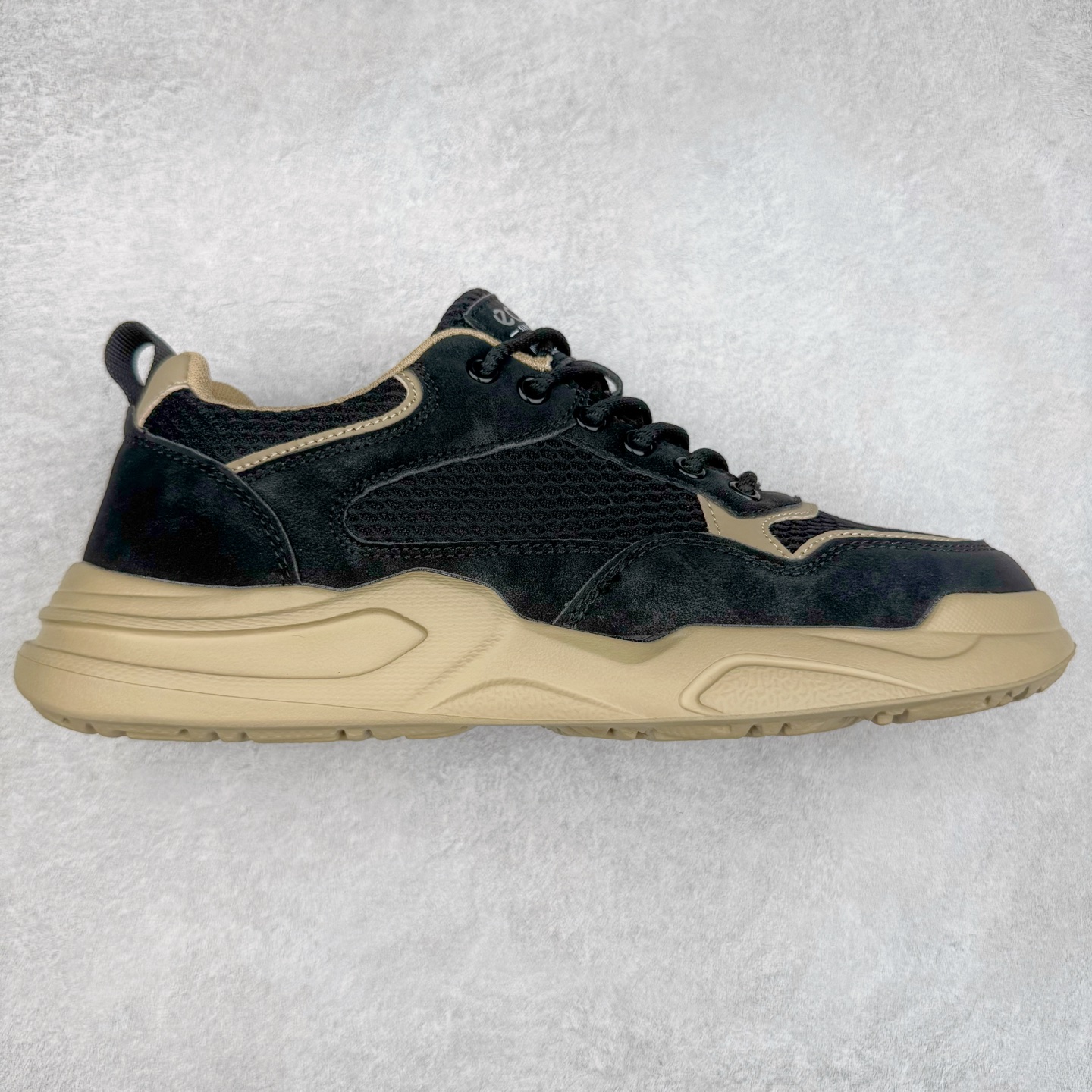 ECCO爱步运动鞋男 夏季网面透气休闲跑步鞋男 健步BIOM系列 多种材质拼接鞋面,脚感舒适,清爽柔软 出街有型 自然律动科技,符合人体工学鞋楦 贴近足部天然形态 休闲编织系带 穿脱方便 更好的调节松紧 舒适透气内里 柔软亲肤 全新的轻量发泡底材料橡胶大底 柔软舒适,轻量回弹,脚感更轻盈 凹凸底纹 增强鞋子摩擦力和防滑性 轻盈自如 适跑畅练 尺码:39 40 41 42 43 44(运动码)-选品中心