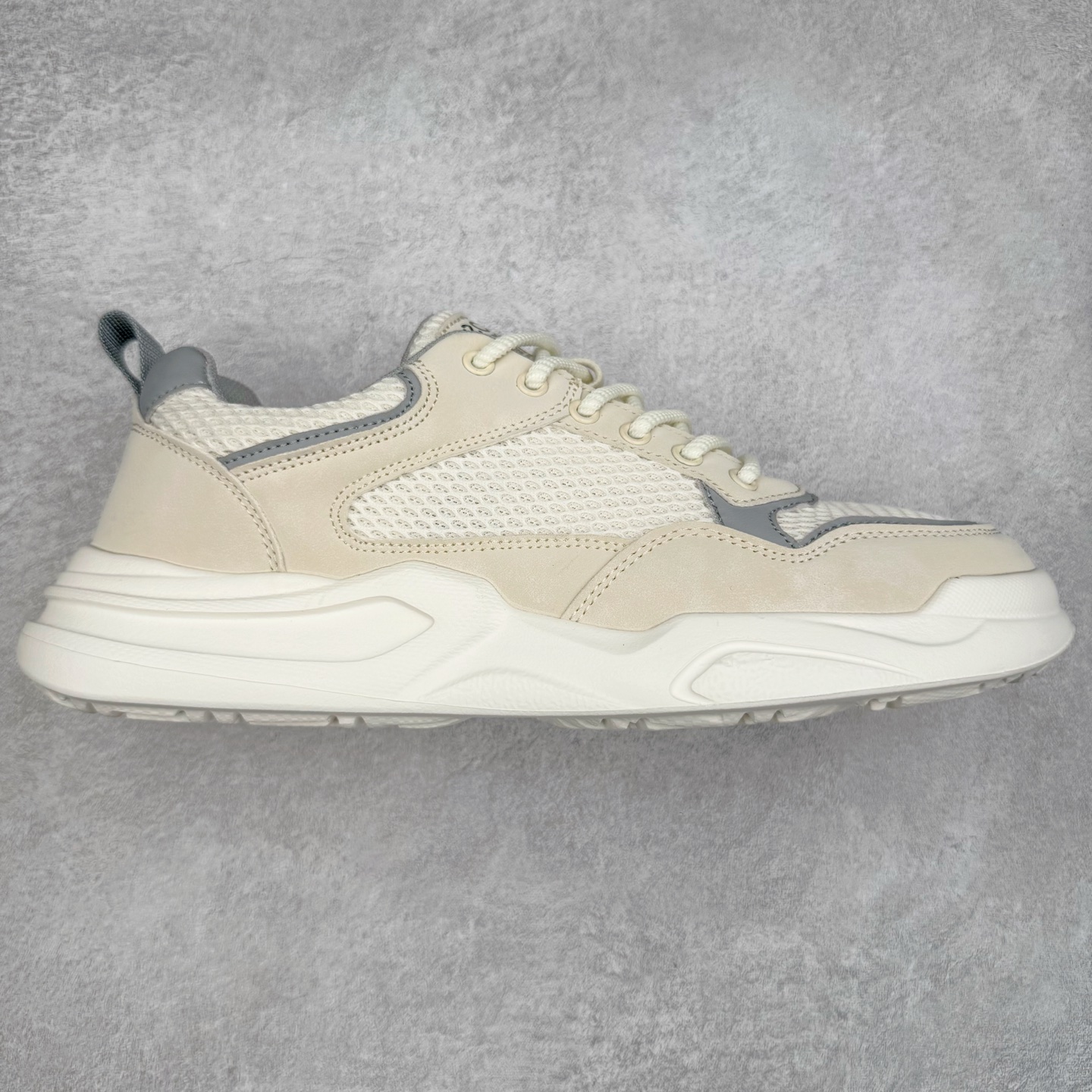 ECCO爱步运动鞋男 夏季网面透气休闲跑步鞋男 健步BIOM系列 多种材质拼接鞋面，脚感舒适，清爽柔软 出街有型 自然律动科技，符合人体工学鞋楦 贴近足部天然形态 休闲编织系带 穿脱方便 更好的调节松紧 舒适透气内里 柔软亲肤 全新的轻量发泡底材料橡胶大底 柔软舒适，轻量回弹，脚感更轻盈 凹凸底纹 增强鞋子摩擦力和防滑性 轻盈自如 适跑畅练 尺码：39 40 41 42 43 44（运动码）-选品中心