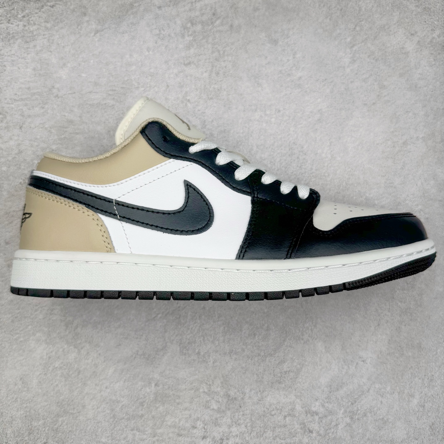 ＃DT纯原 Air Jordan AJ1 Low 低帮白黑米黄 553558-153 终端优势供应 市面中低帮最具代表性版本没有之一 口碑大厂出品 品控大底版型不断改良更新 全套原纸板楦头开发 确保原汁原味 完美呈现版型 完美零毛边处理 原厂内置全掌气垫 价格定位良心 平台专用代工流水线出品 一眼公司既视感 拿到手的一瞬间就与众不同 碾压市面所有版本 全部原鞋开发 每一个配色都会采购原鞋确认细节 打破市面看图做货无好货之说 尺码：35.5 36 36.5 37.5 38 38.5 39 40 40.5 41 42 42.5 43 44 44.5 45 46-选品中心