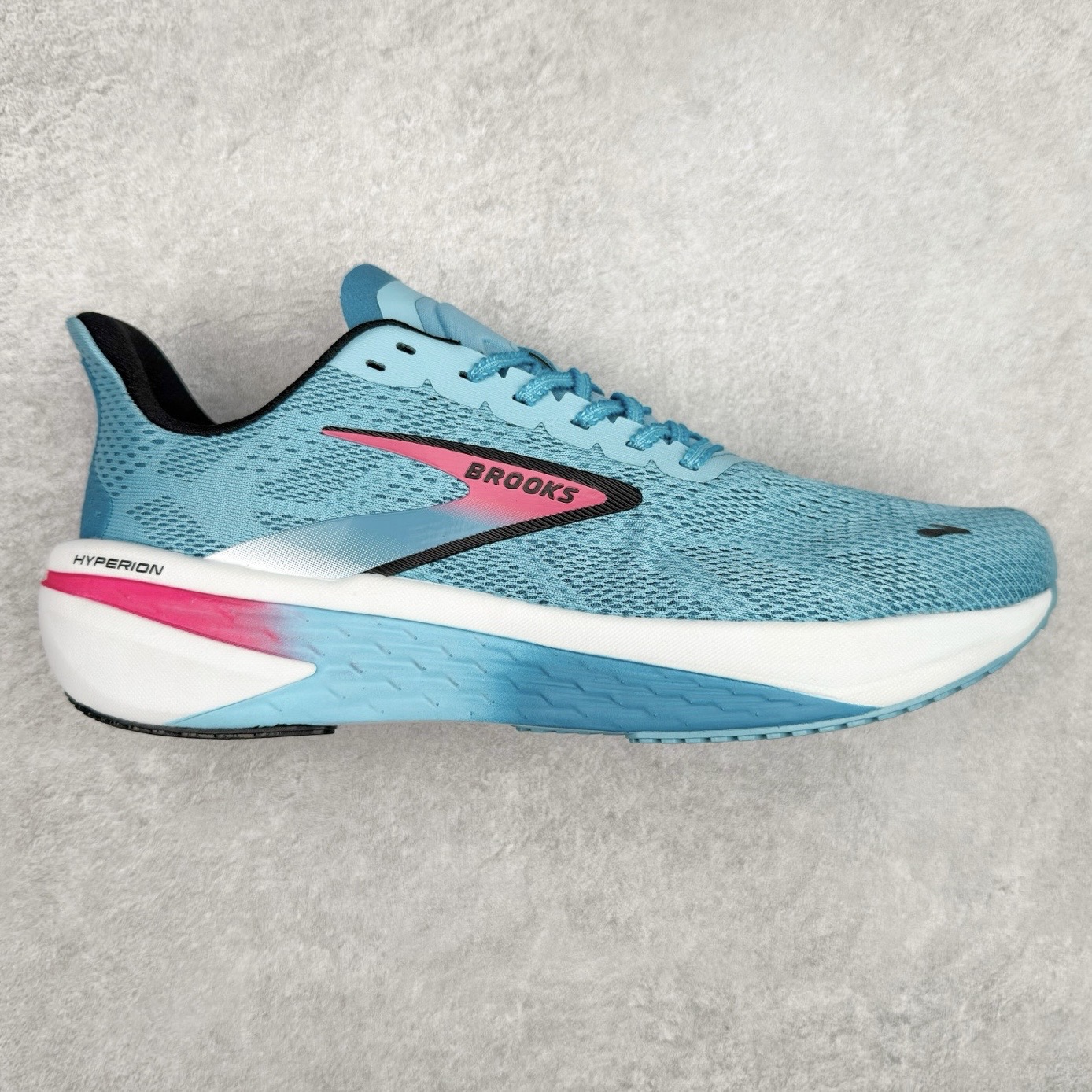 Brooks Hyperion Tempo 布鲁克斯竞速跑鞋 轻量训练缓震跑鞋马拉松运动鞋 Brooks 四大跑鞋之一 百年品牌 跑鞋从外形上基本就能判断这是一款速度跑鞋 简洁干练的外形结构和极强的运动流线型看着非常有速度感 上脚的第一感觉是非常轻 美码9码的鞋单只206g不到 从个人偏好来说 200g左右的竞速鞋最具安全感 鞋面采用单层网布 很薄 前掌使用了大量开放式网眼 排气直接快速 透气性上乘 鞋舌也是轻量化设计 仅为一层麂皮 和脚背完美贴合 鞋舌中央有个防偏穿孔 从实际穿着来看 通常鞋舌都是外偏 如果是防偏穿孔位于中心 防偏效果其实并不十分有效 如果采用趋外侧的偏心设计更有效 鞋帮泡棉填充量不大 但非常紧凑 贴合舒适 包裹稳固 内置硬质TPU保证必要的稳定性 跑鞋中底采用的是DNA FLASH科技材料 DNA FLASH中底科技 是Brooks第一款将氮气注入中底的创新科技 主要原理是借助“超临界流体”发泡技术 将液态氮稳定的转化为气态氮 并使其均匀地形成无数紧密贴合的密闭式气囊结构 尺码：40 40.5 41 42 42.5 43 44 44.5 45 46-选品中心