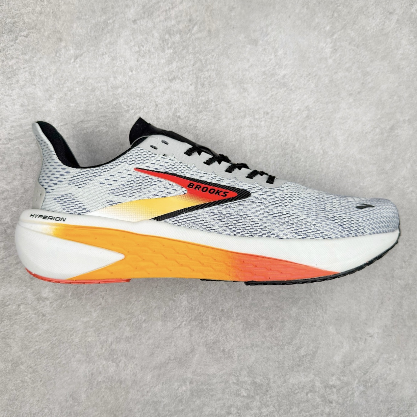 Brooks Hyperion Tempo 布鲁克斯竞速跑鞋 轻量训练缓震跑鞋马拉松运动鞋 Brooks 四大跑鞋之一 百年品牌 跑鞋从外形上基本就能判断这是一款速度跑鞋 简洁干练的外形结构和极强的运动流线型看着非常有速度感 上脚的第一感觉是非常轻 美码9码的鞋单只206g不到 从个人偏好来说 200g左右的竞速鞋最具安全感 鞋面采用单层网布 很薄 前掌使用了大量开放式网眼 排气直接快速 透气性上乘 鞋舌也是轻量化设计 仅为一层麂皮 和脚背完美贴合 鞋舌中央有个防偏穿孔 从实际穿着来看 通常鞋舌都是外偏 如果是防偏穿孔位于中心 防偏效果其实并不十分有效 如果采用趋外侧的偏心设计更有效 鞋帮泡棉填充量不大 但非常紧凑 贴合舒适 包裹稳固 内置硬质TPU保证必要的稳定性 跑鞋中底采用的是DNA FLASH科技材料 DNA FLASH中底科技 是Brooks第一款将氮气注入中底的创新科技 主要原理是借助“超临界流体”发泡技术 将液态氮稳定的转化为气态氮 并使其均匀地形成无数紧密贴合的密闭式气囊结构 尺码：40 40.5 41 42 42.5 43 44 44.5 45 46-选品中心
