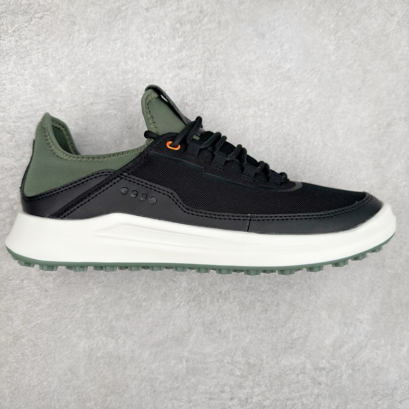 ECCO爱步男款运动鞋 真皮透气休闲防滑跑步鞋 健步BIOMC大经典 直接注塑工艺 稳固舒适 强效缓震与能量回弹 增加运动时的稳定与舒适 牛皮鞋面，纹理自然，柔韧耐穿 PU中底，带来轻盈舒适的上脚感受 橡胶大底，抓地力强，具有良好的耐磨性 都市探索 步履悠然 尺码：39 40 41 42 43 44（ 正常码）-选品中心