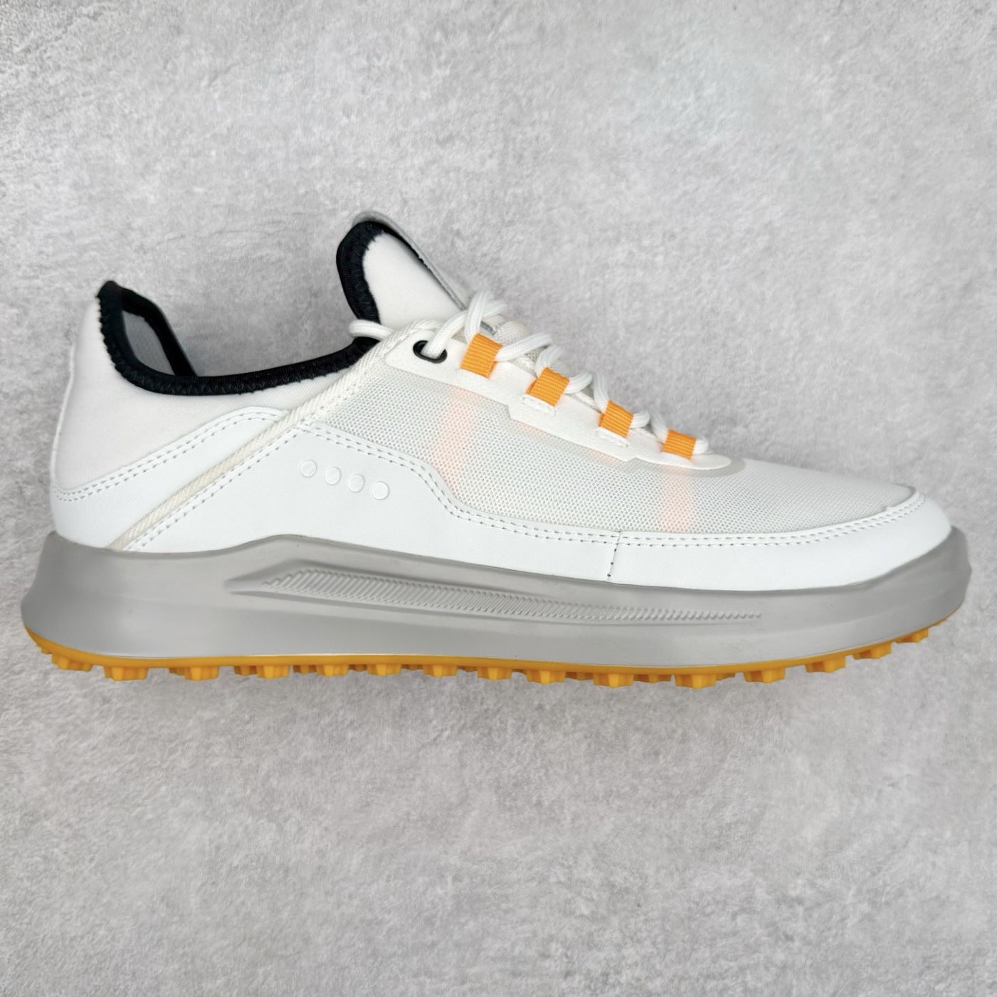 ECCO爱步男款运动鞋 真皮透气休闲防滑跑步鞋 健步BIOMC大经典 直接注塑工艺 稳固舒适 强效缓震与能量回弹 增加运动时的稳定与舒适 牛皮鞋面，纹理自然，柔韧耐穿 PU中底，带来轻盈舒适的上脚感受 橡胶大底，抓地力强，具有良好的耐磨性 都市探索 步履悠然 尺码：39 40 41 42 43 44（ 正常码）-选品中心