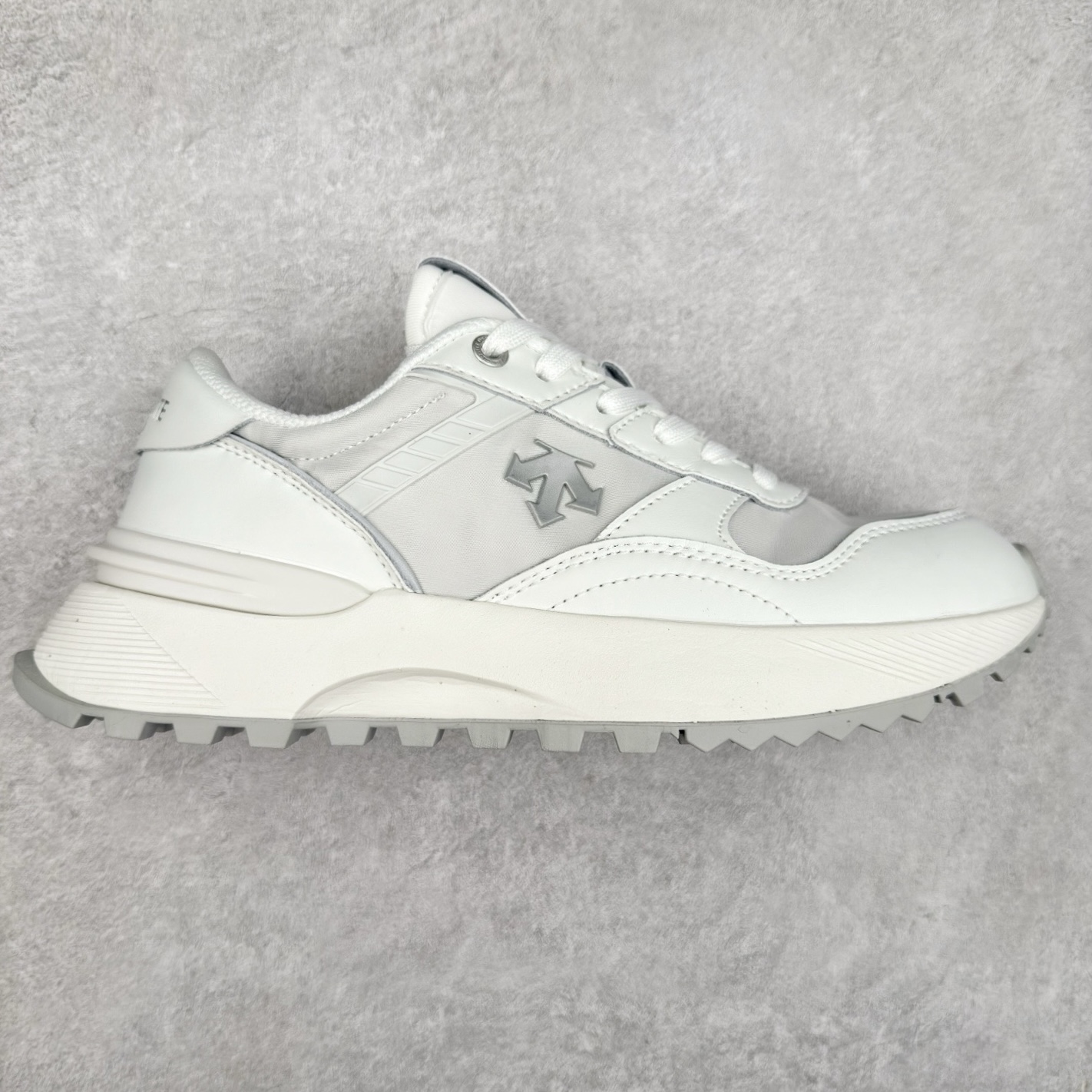 DESCENTE DUALIS 迪桑特都市通勤时尚防滑低帮生活休闲鞋 DESCENTE（迪桑特）创立于1935年，品牌名取自法语词汇，意为“滑降”。品牌箭头标识代表滑雪的三种技术“高速直线滑行”、“穿越”和“侧滑”，也寓意品牌在打造高端专业运动产品中不断追求完美的创新精神，致力于成为中国高端专业滑雪、综训、女子、铁人三项、高尔夫的第一品牌。尺码：36 36.5 37 38 38.5 39 40 40.5 41 42 42.5 43 44 44.5 45-选品中心