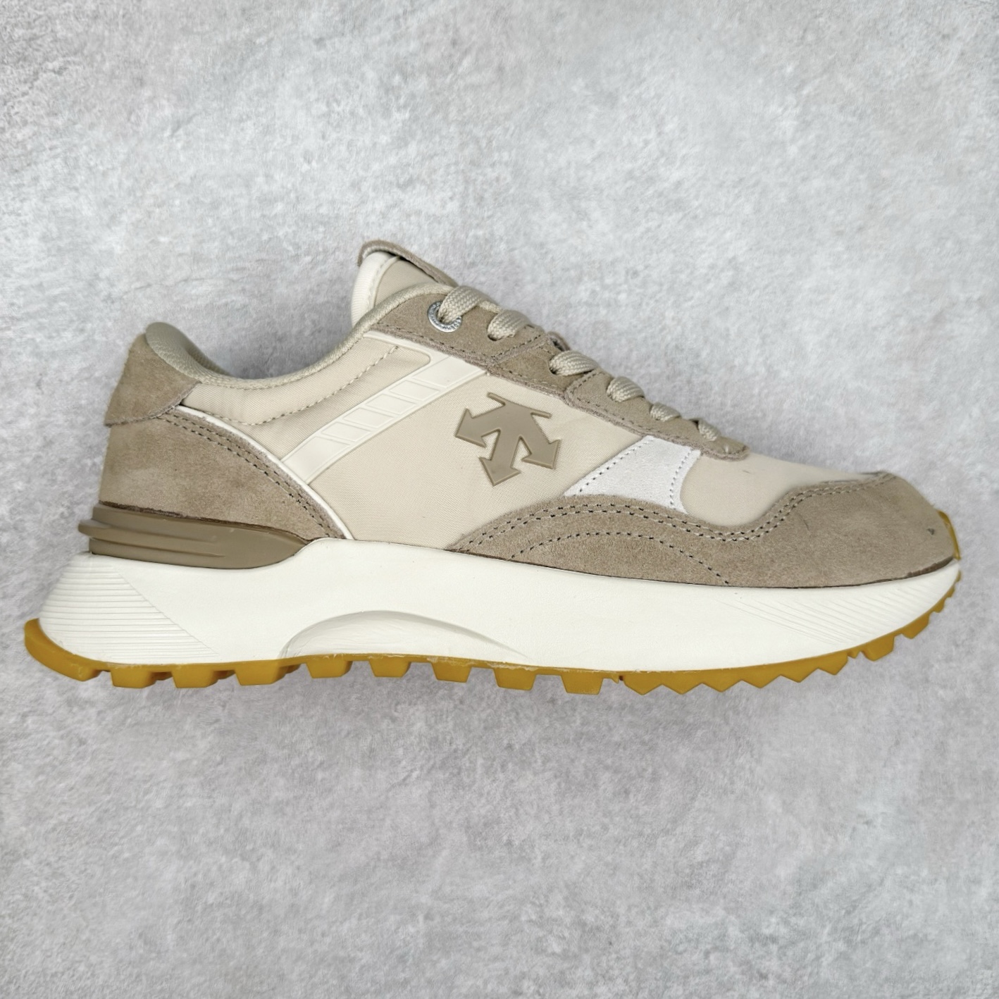 DESCENTE DUALIS 迪桑特都市通勤时尚防滑低帮生活休闲鞋 DESCENTE（迪桑特）创立于1935年，品牌名取自法语词汇，意为“滑降”。品牌箭头标识代表滑雪的三种技术“高速直线滑行”、“穿越”和“侧滑”，也寓意品牌在打造高端专业运动产品中不断追求完美的创新精神，致力于成为中国高端专业滑雪、综训、女子、铁人三项、高尔夫的第一品牌。尺码：36 36.5 37 38 38.5 39 40 40.5 41 42 42.5 43 44 44.5 45-选品中心