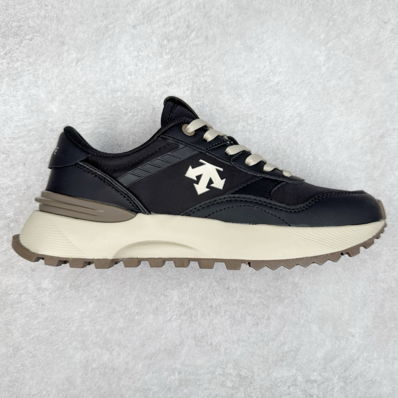 DESCENTE DUALIS 迪桑特都市通勤时尚防滑低帮生活休闲鞋 DESCENTE（迪桑特）创立于1935年，品牌名取自法语词汇，意为“滑降”。品牌箭头标识代表滑雪的三种技术“高速直线滑行”、“穿越”和“侧滑”，也寓意品牌在打造高端专业运动产品中不断追求完美的创新精神，致力于成为中国高端专业滑雪、综训、女子、铁人三项、高尔夫的第一品牌。尺码：36 36.5 37 38 38.5 39 40 40.5 41 42 42.5 43 44 44.5 45-选品中心