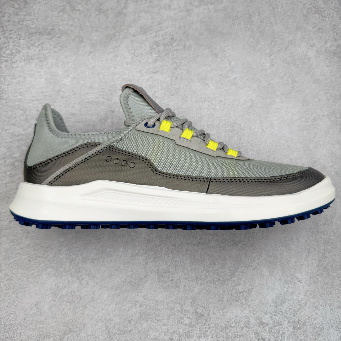 ECCO爱步男款运动鞋 真皮透气休闲防滑跑步鞋 健步BIOMC大经典 直接注塑工艺 稳固舒适 强效缓震与能量回弹 增加运动时的稳定与舒适 牛皮鞋面,纹理自然,柔韧耐穿 PU中底,带来轻盈舒适的上脚感受 橡胶大底,抓地力强,具有良好的耐磨性 都市探索 步履悠然 尺码:39 40 41 42 43 44( 正常码)-选品中心