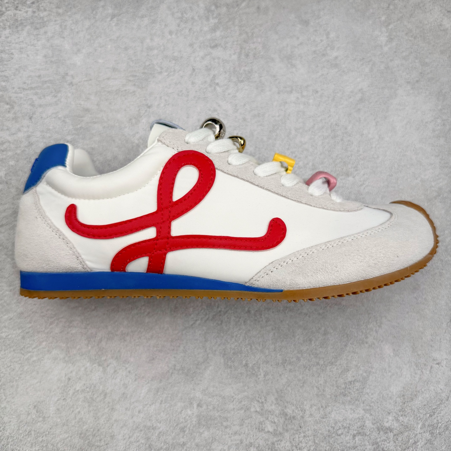 ＃福利特价 罗意威Loewe Ballet Runner 2.0 Sneakers 芭蕾舞2.0系列阿甘复古风德训薄底百搭休闲运动鞋 市面最高性价比 实体平台跑量 主打推荐好货 采用反绒牛皮革拼接头层皮饰片鞋面材质鞋身原装高密度防刮尼龙面料,极好柔软效果双层乳胶缓震鞋垫外部搭配轻量EVA缓震组合橡胶防滑片装外底不对称鞋头设计、袜状内部结构，轻盈橡胶外底延伸至鞋头 20 毫米鞋跟，附白色和同色系鞋带侧面饰有 L 徽标，鞋舌饰有压纹 Anagram 后跟标签饰有注塑橡胶 LOEWE 标志升级原楦型开发纸版全手工拉帮工艺成型 尺码：35 36 37 38 39 40-选品中心