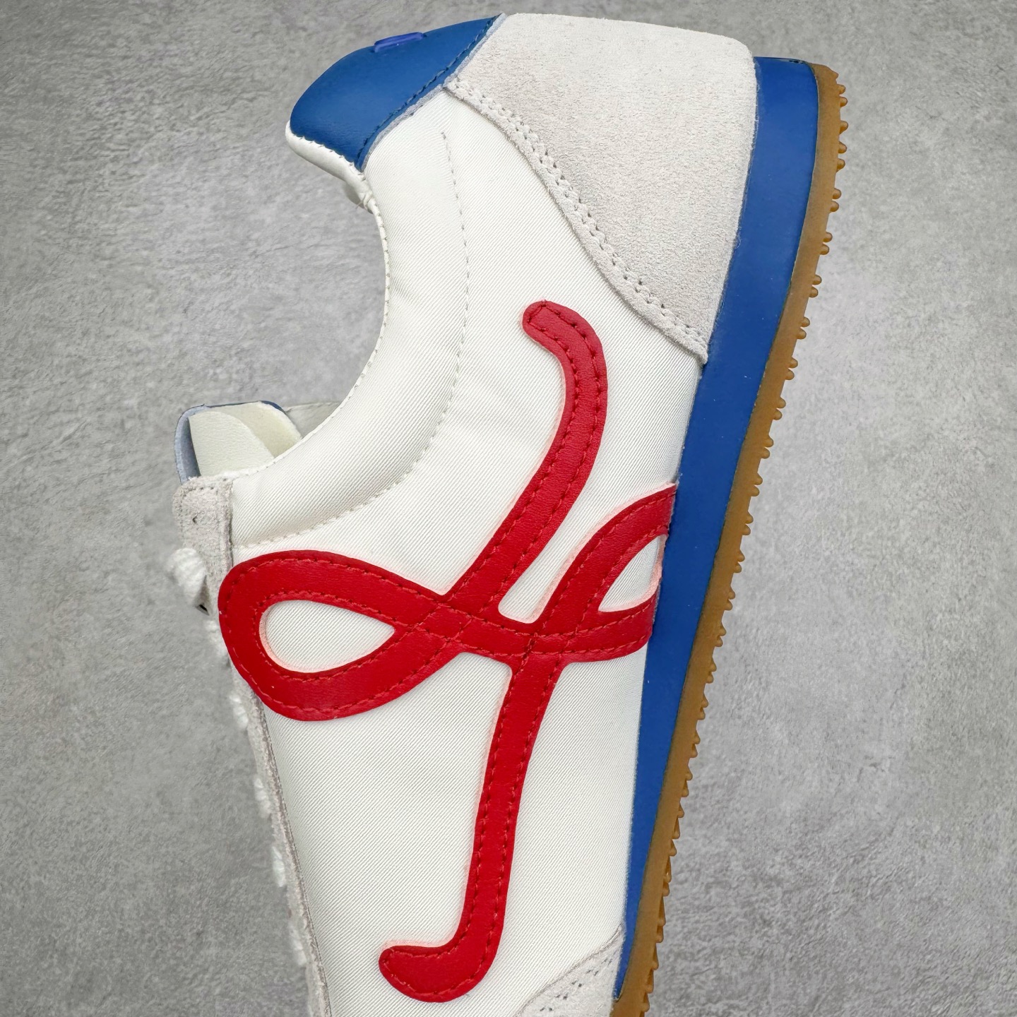 图片[7]-＃福利特价 罗意威Loewe Ballet Runner 2.0 Sneakers 芭蕾舞2.0系列阿甘复古风德训薄底百搭休闲运动鞋 市面最高性价比 实体平台跑量 主打推荐好货 采用反绒牛皮革拼接头层皮饰片鞋面材质鞋身原装高密度防刮尼龙面料,极好柔软效果双层乳胶缓震鞋垫外部搭配轻量EVA缓震组合橡胶防滑片装外底不对称鞋头设计、袜状内部结构，轻盈橡胶外底延伸至鞋头 20 毫米鞋跟，附白色和同色系鞋带侧面饰有 L 徽标，鞋舌饰有压纹 Anagram 后跟标签饰有注塑橡胶 LOEWE 标志升级原楦型开发纸版全手工拉帮工艺成型 尺码：35 36 37 38 39 40-选品中心