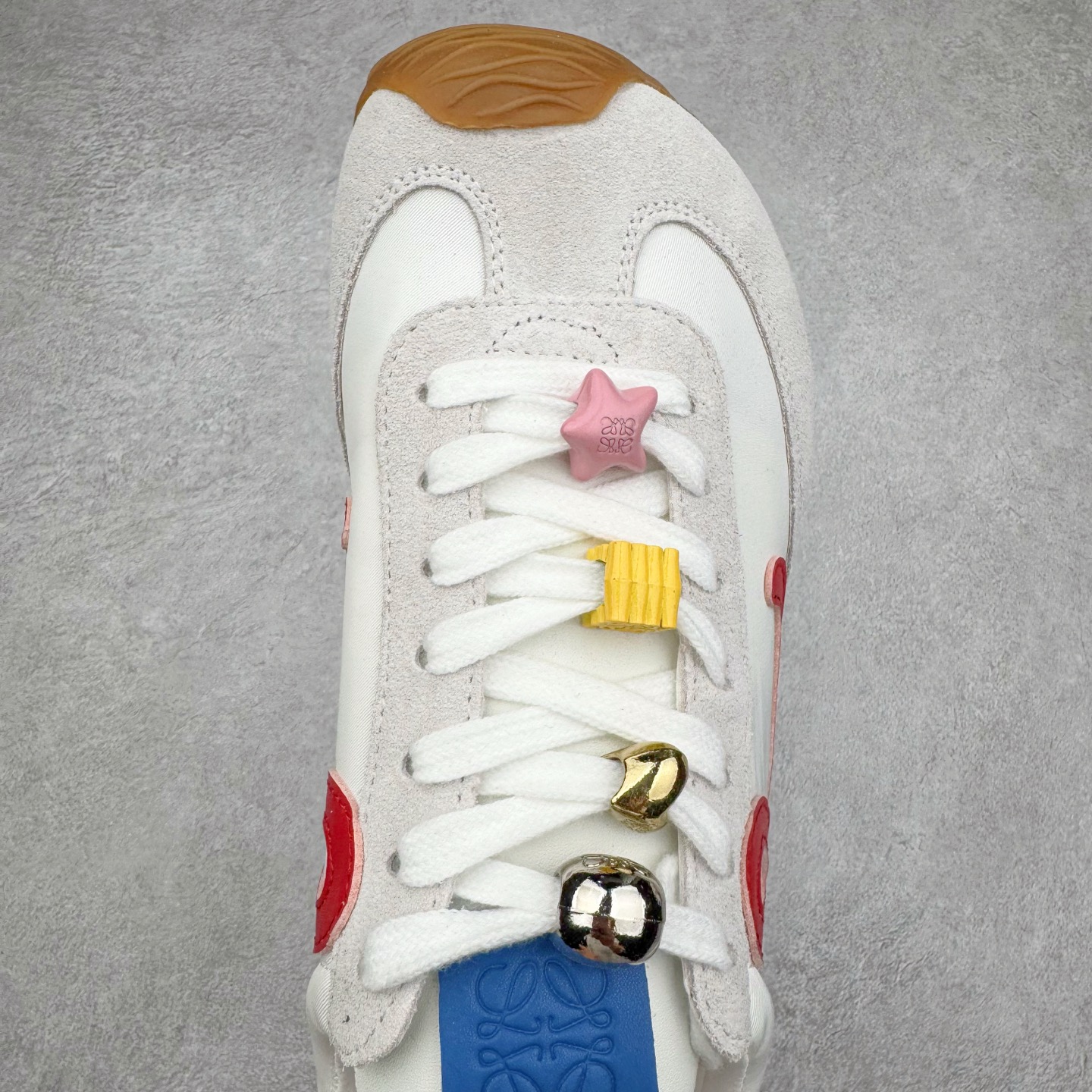 图片[4]-＃福利特价 罗意威Loewe Ballet Runner 2.0 Sneakers 芭蕾舞2.0系列阿甘复古风德训薄底百搭休闲运动鞋 市面最高性价比 实体平台跑量 主打推荐好货 采用反绒牛皮革拼接头层皮饰片鞋面材质鞋身原装高密度防刮尼龙面料,极好柔软效果双层乳胶缓震鞋垫外部搭配轻量EVA缓震组合橡胶防滑片装外底不对称鞋头设计、袜状内部结构，轻盈橡胶外底延伸至鞋头 20 毫米鞋跟，附白色和同色系鞋带侧面饰有 L 徽标，鞋舌饰有压纹 Anagram 后跟标签饰有注塑橡胶 LOEWE 标志升级原楦型开发纸版全手工拉帮工艺成型 尺码：35 36 37 38 39 40-选品中心