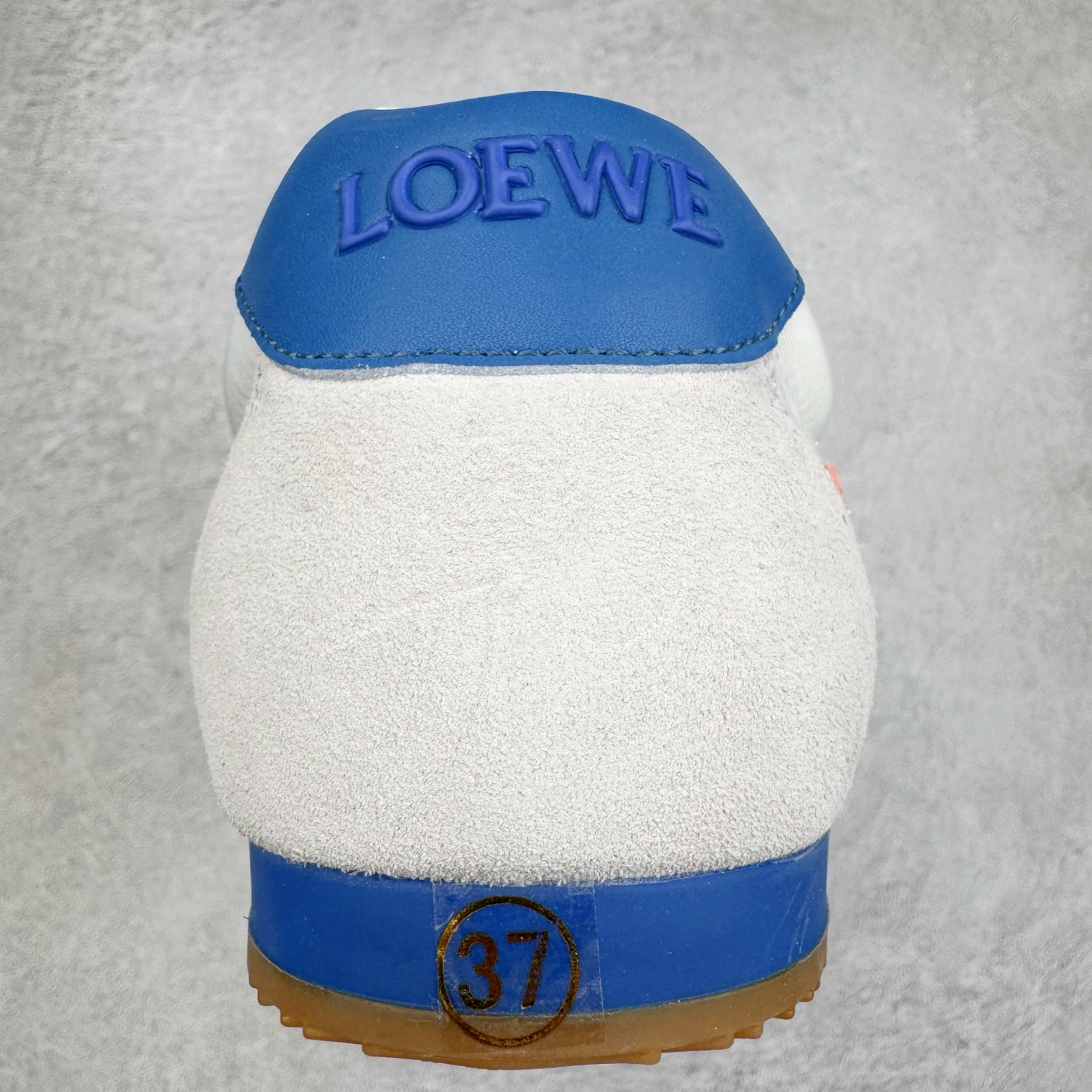 图片[8]-＃福利特价 罗意威Loewe Ballet Runner 2.0 Sneakers 芭蕾舞2.0系列阿甘复古风德训薄底百搭休闲运动鞋 市面最高性价比 实体平台跑量 主打推荐好货 采用反绒牛皮革拼接头层皮饰片鞋面材质鞋身原装高密度防刮尼龙面料,极好柔软效果双层乳胶缓震鞋垫外部搭配轻量EVA缓震组合橡胶防滑片装外底不对称鞋头设计、袜状内部结构，轻盈橡胶外底延伸至鞋头 20 毫米鞋跟，附白色和同色系鞋带侧面饰有 L 徽标，鞋舌饰有压纹 Anagram 后跟标签饰有注塑橡胶 LOEWE 标志升级原楦型开发纸版全手工拉帮工艺成型 尺码：35 36 37 38 39 40-选品中心