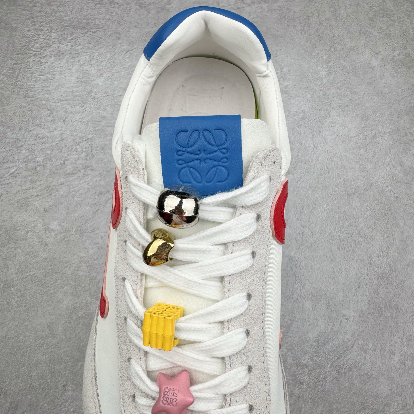 图片[5]-＃福利特价 罗意威Loewe Ballet Runner 2.0 Sneakers 芭蕾舞2.0系列阿甘复古风德训薄底百搭休闲运动鞋 市面最高性价比 实体平台跑量 主打推荐好货 采用反绒牛皮革拼接头层皮饰片鞋面材质鞋身原装高密度防刮尼龙面料,极好柔软效果双层乳胶缓震鞋垫外部搭配轻量EVA缓震组合橡胶防滑片装外底不对称鞋头设计、袜状内部结构，轻盈橡胶外底延伸至鞋头 20 毫米鞋跟，附白色和同色系鞋带侧面饰有 L 徽标，鞋舌饰有压纹 Anagram 后跟标签饰有注塑橡胶 LOEWE 标志升级原楦型开发纸版全手工拉帮工艺成型 尺码：35 36 37 38 39 40-选品中心