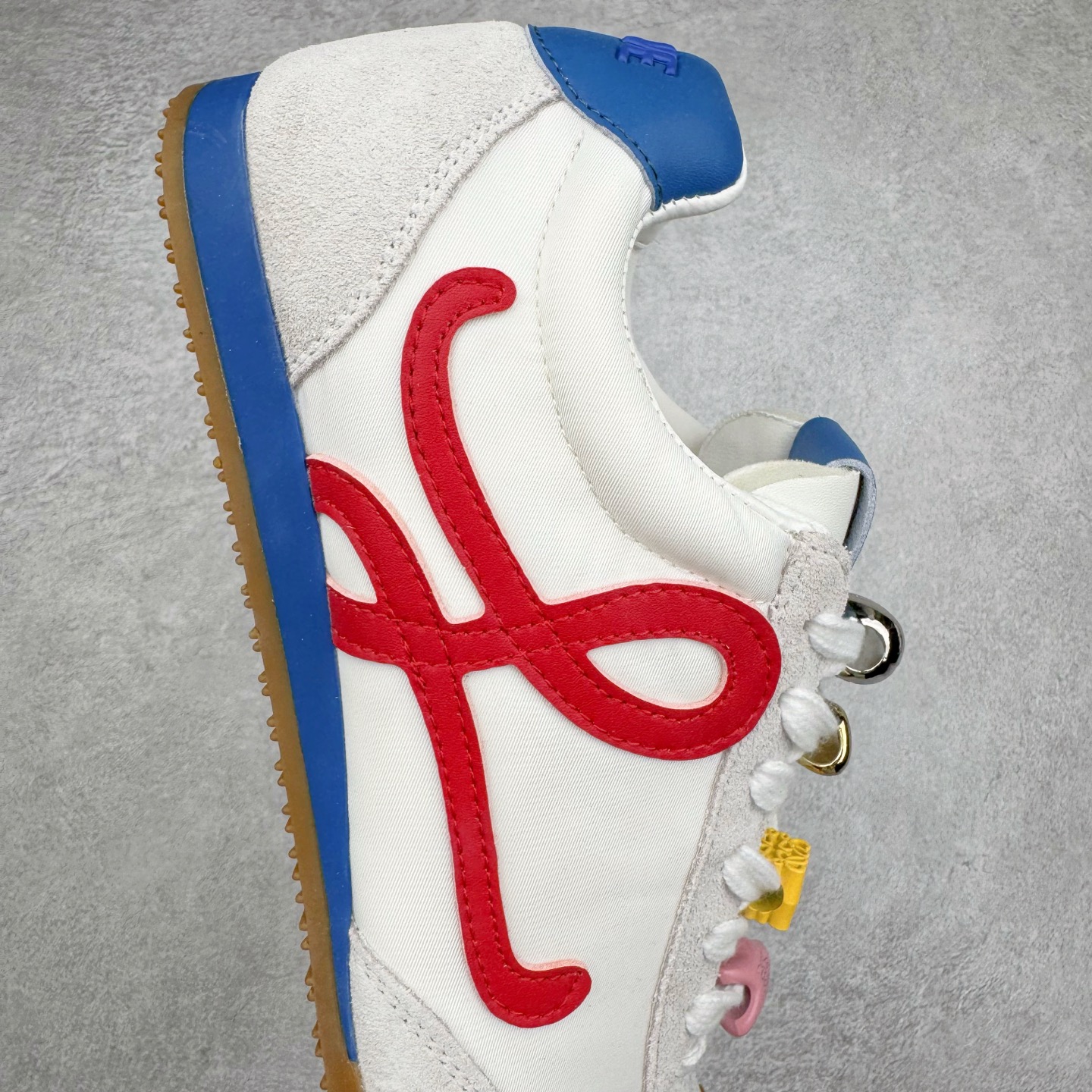 图片[6]-＃福利特价 罗意威Loewe Ballet Runner 2.0 Sneakers 芭蕾舞2.0系列阿甘复古风德训薄底百搭休闲运动鞋 市面最高性价比 实体平台跑量 主打推荐好货 采用反绒牛皮革拼接头层皮饰片鞋面材质鞋身原装高密度防刮尼龙面料,极好柔软效果双层乳胶缓震鞋垫外部搭配轻量EVA缓震组合橡胶防滑片装外底不对称鞋头设计、袜状内部结构，轻盈橡胶外底延伸至鞋头 20 毫米鞋跟，附白色和同色系鞋带侧面饰有 L 徽标，鞋舌饰有压纹 Anagram 后跟标签饰有注塑橡胶 LOEWE 标志升级原楦型开发纸版全手工拉帮工艺成型 尺码：35 36 37 38 39 40-选品中心