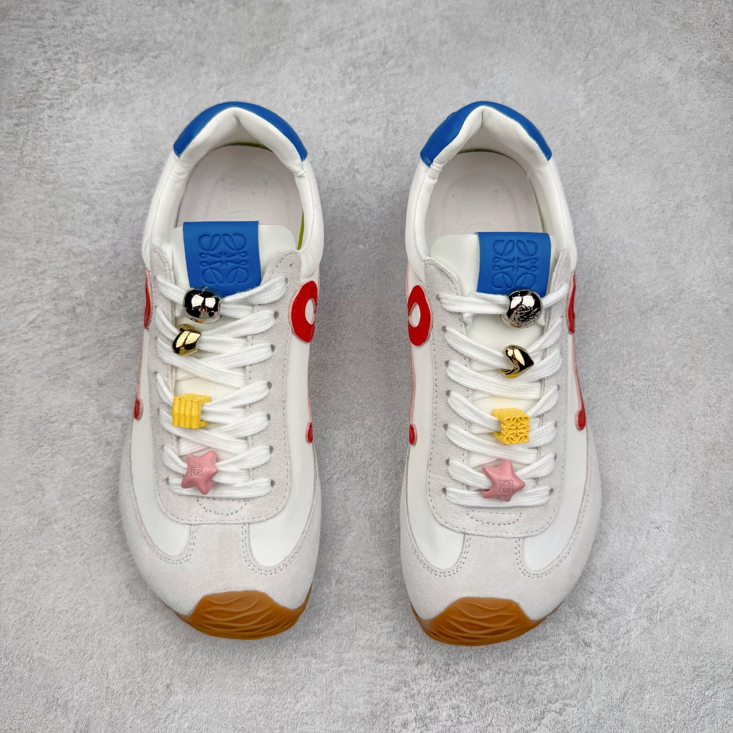 图片[2]-＃福利特价 罗意威Loewe Ballet Runner 2.0 Sneakers 芭蕾舞2.0系列阿甘复古风德训薄底百搭休闲运动鞋 市面最高性价比 实体平台跑量 主打推荐好货 采用反绒牛皮革拼接头层皮饰片鞋面材质鞋身原装高密度防刮尼龙面料,极好柔软效果双层乳胶缓震鞋垫外部搭配轻量EVA缓震组合橡胶防滑片装外底不对称鞋头设计、袜状内部结构，轻盈橡胶外底延伸至鞋头 20 毫米鞋跟，附白色和同色系鞋带侧面饰有 L 徽标，鞋舌饰有压纹 Anagram 后跟标签饰有注塑橡胶 LOEWE 标志升级原楦型开发纸版全手工拉帮工艺成型 尺码：35 36 37 38 39 40-选品中心