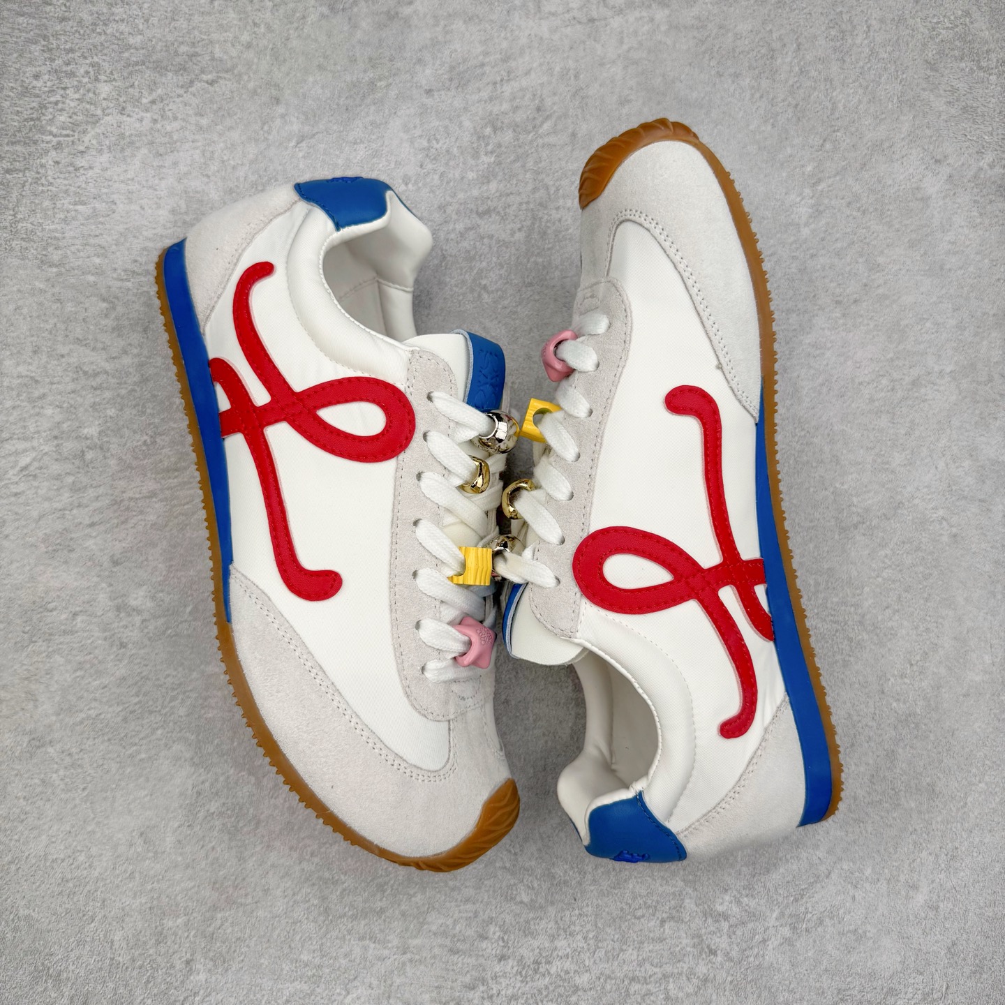 图片[3]-＃福利特价 罗意威Loewe Ballet Runner 2.0 Sneakers 芭蕾舞2.0系列阿甘复古风德训薄底百搭休闲运动鞋 市面最高性价比 实体平台跑量 主打推荐好货 采用反绒牛皮革拼接头层皮饰片鞋面材质鞋身原装高密度防刮尼龙面料,极好柔软效果双层乳胶缓震鞋垫外部搭配轻量EVA缓震组合橡胶防滑片装外底不对称鞋头设计、袜状内部结构，轻盈橡胶外底延伸至鞋头 20 毫米鞋跟，附白色和同色系鞋带侧面饰有 L 徽标，鞋舌饰有压纹 Anagram 后跟标签饰有注塑橡胶 LOEWE 标志升级原楦型开发纸版全手工拉帮工艺成型 尺码：35 36 37 38 39 40-选品中心