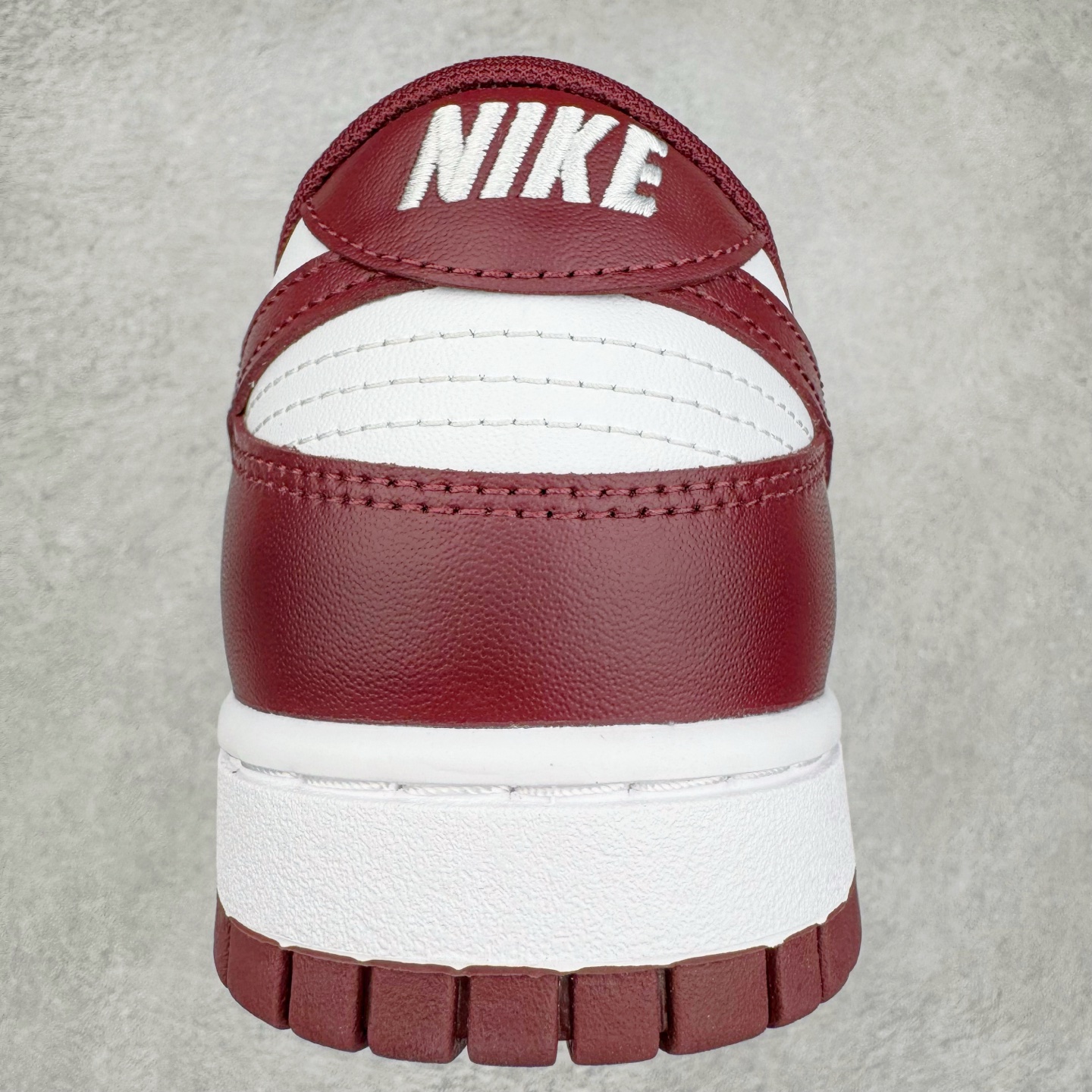 图片[8]-＃YC纯原 NK Dunk Low 红杉 DV0833-115 实力大厂出品 新配色陆续开发 利润个位数只为口碑 全套原纸板楦头开发 确保原汁原味 完美呈现DUNK版型 一比一鞋头弧度高度鞋身弧度 此版本只针对中端市场 皮料材质有所更替 其他数据细节工艺流程均保持一致 绝不口嗨 细节品控鞋型随意对比 独家私模官方第六代原厂航空铝磨具打磨大底 鞋头坡度极致还原 无解鞋型 原盒原配 圈内天花板工艺 原厂玻璃冲刀 超高清洁度 全鞋零毛边皮料切割 原厂中底布点胶 中底布拉帮走线遵循公司 尺码：36 36.5 37.5 38 38.5 39 40 40.5 41 42 42.5 43 44 44.5 45 46-选品中心