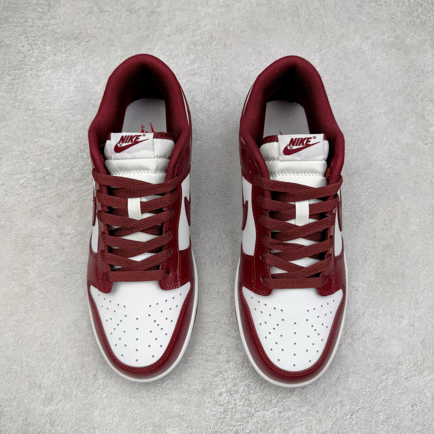 图片[2]-＃YC纯原 NK Dunk Low 红杉 DV0833-115 实力大厂出品 新配色陆续开发 利润个位数只为口碑 全套原纸板楦头开发 确保原汁原味 完美呈现DUNK版型 一比一鞋头弧度高度鞋身弧度 此版本只针对中端市场 皮料材质有所更替 其他数据细节工艺流程均保持一致 绝不口嗨 细节品控鞋型随意对比 独家私模官方第六代原厂航空铝磨具打磨大底 鞋头坡度极致还原 无解鞋型 原盒原配 圈内天花板工艺 原厂玻璃冲刀 超高清洁度 全鞋零毛边皮料切割 原厂中底布点胶 中底布拉帮走线遵循公司 尺码：36 36.5 37.5 38 38.5 39 40 40.5 41 42 42.5 43 44 44.5 45 46-选品中心