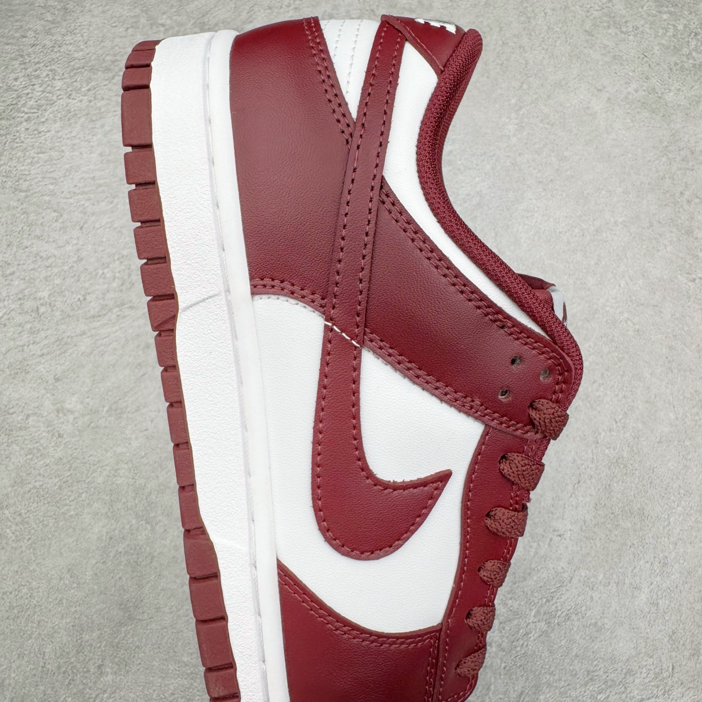 图片[6]-＃YC纯原 NK Dunk Low 红杉 DV0833-115 实力大厂出品 新配色陆续开发 利润个位数只为口碑 全套原纸板楦头开发 确保原汁原味 完美呈现DUNK版型 一比一鞋头弧度高度鞋身弧度 此版本只针对中端市场 皮料材质有所更替 其他数据细节工艺流程均保持一致 绝不口嗨 细节品控鞋型随意对比 独家私模官方第六代原厂航空铝磨具打磨大底 鞋头坡度极致还原 无解鞋型 原盒原配 圈内天花板工艺 原厂玻璃冲刀 超高清洁度 全鞋零毛边皮料切割 原厂中底布点胶 中底布拉帮走线遵循公司 尺码：36 36.5 37.5 38 38.5 39 40 40.5 41 42 42.5 43 44 44.5 45 46-选品中心