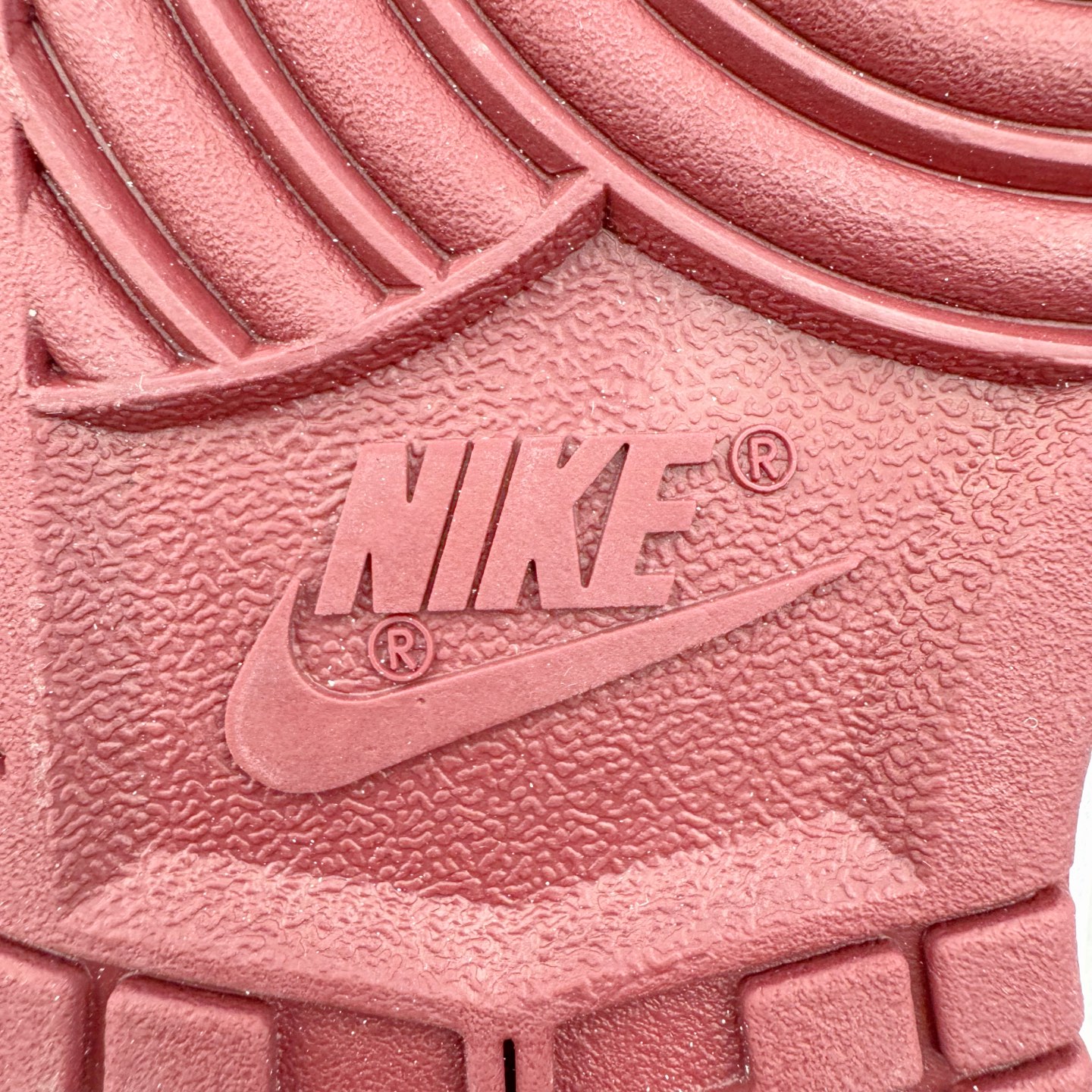 图片[10]-＃YC纯原 NK Dunk Low 红杉 DV0833-115 实力大厂出品 新配色陆续开发 利润个位数只为口碑 全套原纸板楦头开发 确保原汁原味 完美呈现DUNK版型 一比一鞋头弧度高度鞋身弧度 此版本只针对中端市场 皮料材质有所更替 其他数据细节工艺流程均保持一致 绝不口嗨 细节品控鞋型随意对比 独家私模官方第六代原厂航空铝磨具打磨大底 鞋头坡度极致还原 无解鞋型 原盒原配 圈内天花板工艺 原厂玻璃冲刀 超高清洁度 全鞋零毛边皮料切割 原厂中底布点胶 中底布拉帮走线遵循公司 尺码：36 36.5 37.5 38 38.5 39 40 40.5 41 42 42.5 43 44 44.5 45 46-选品中心