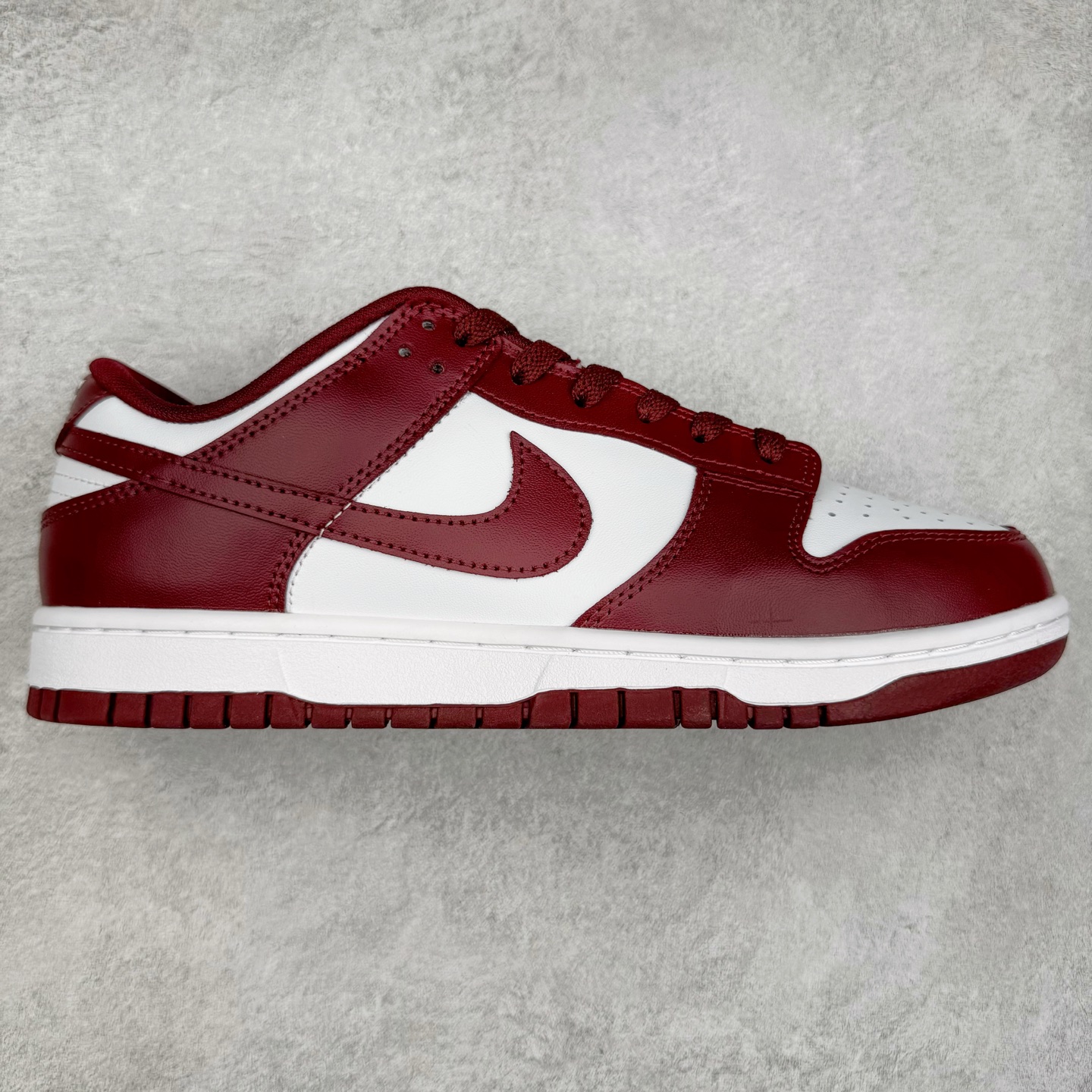 ＃YC纯原 NK Dunk Low 红杉 DV0833-115 实力大厂出品 新配色陆续开发 利润个位数只为口碑 全套原纸板楦头开发 确保原汁原味 完美呈现DUNK版型 一比一鞋头弧度高度鞋身弧度 此版本只针对中端市场 皮料材质有所更替 其他数据细节工艺流程均保持一致 绝不口嗨 细节品控鞋型随意对比 独家私模官方第六代原厂航空铝磨具打磨大底 鞋头坡度极致还原 无解鞋型 原盒原配 圈内天花板工艺 原厂玻璃冲刀 超高清洁度 全鞋零毛边皮料切割 原厂中底布点胶 中底布拉帮走线遵循公司 尺码：36 36.5 37.5 38 38.5 39 40 40.5 41 42 42.5 43 44 44.5 45 46-选品中心