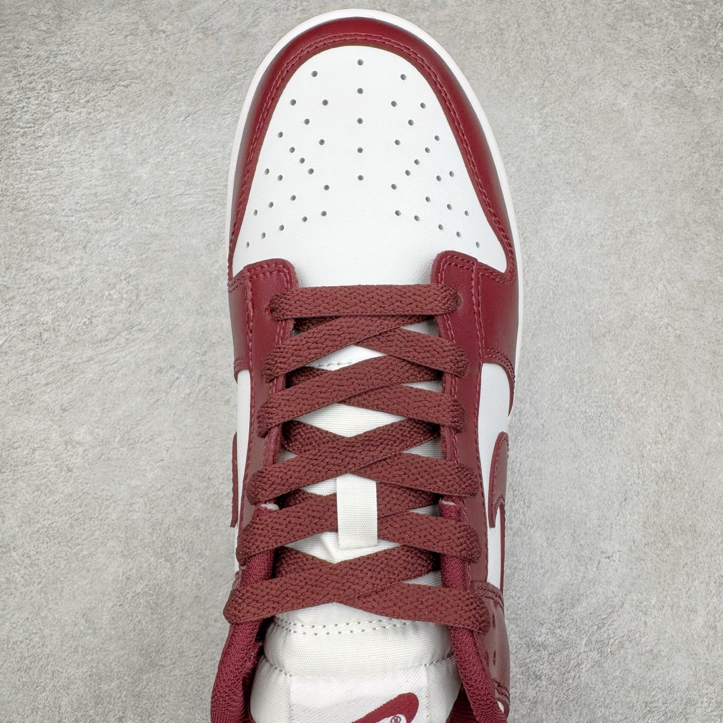 图片[4]-＃YC纯原 NK Dunk Low 红杉 DV0833-115 实力大厂出品 新配色陆续开发 利润个位数只为口碑 全套原纸板楦头开发 确保原汁原味 完美呈现DUNK版型 一比一鞋头弧度高度鞋身弧度 此版本只针对中端市场 皮料材质有所更替 其他数据细节工艺流程均保持一致 绝不口嗨 细节品控鞋型随意对比 独家私模官方第六代原厂航空铝磨具打磨大底 鞋头坡度极致还原 无解鞋型 原盒原配 圈内天花板工艺 原厂玻璃冲刀 超高清洁度 全鞋零毛边皮料切割 原厂中底布点胶 中底布拉帮走线遵循公司 尺码：36 36.5 37.5 38 38.5 39 40 40.5 41 42 42.5 43 44 44.5 45 46-选品中心