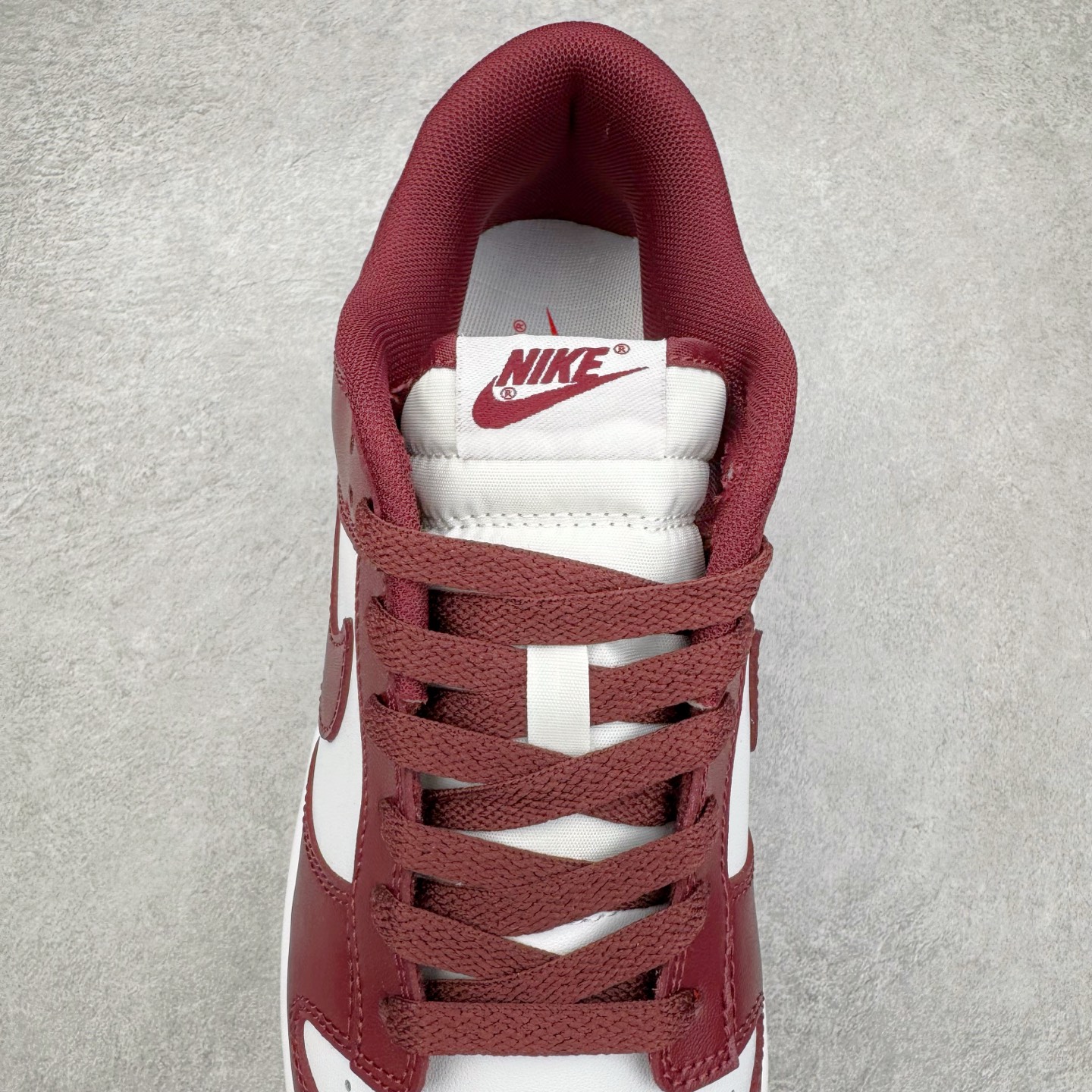 图片[5]-＃YC纯原 NK Dunk Low 红杉 DV0833-115 实力大厂出品 新配色陆续开发 利润个位数只为口碑 全套原纸板楦头开发 确保原汁原味 完美呈现DUNK版型 一比一鞋头弧度高度鞋身弧度 此版本只针对中端市场 皮料材质有所更替 其他数据细节工艺流程均保持一致 绝不口嗨 细节品控鞋型随意对比 独家私模官方第六代原厂航空铝磨具打磨大底 鞋头坡度极致还原 无解鞋型 原盒原配 圈内天花板工艺 原厂玻璃冲刀 超高清洁度 全鞋零毛边皮料切割 原厂中底布点胶 中底布拉帮走线遵循公司 尺码：36 36.5 37.5 38 38.5 39 40 40.5 41 42 42.5 43 44 44.5 45 46-选品中心