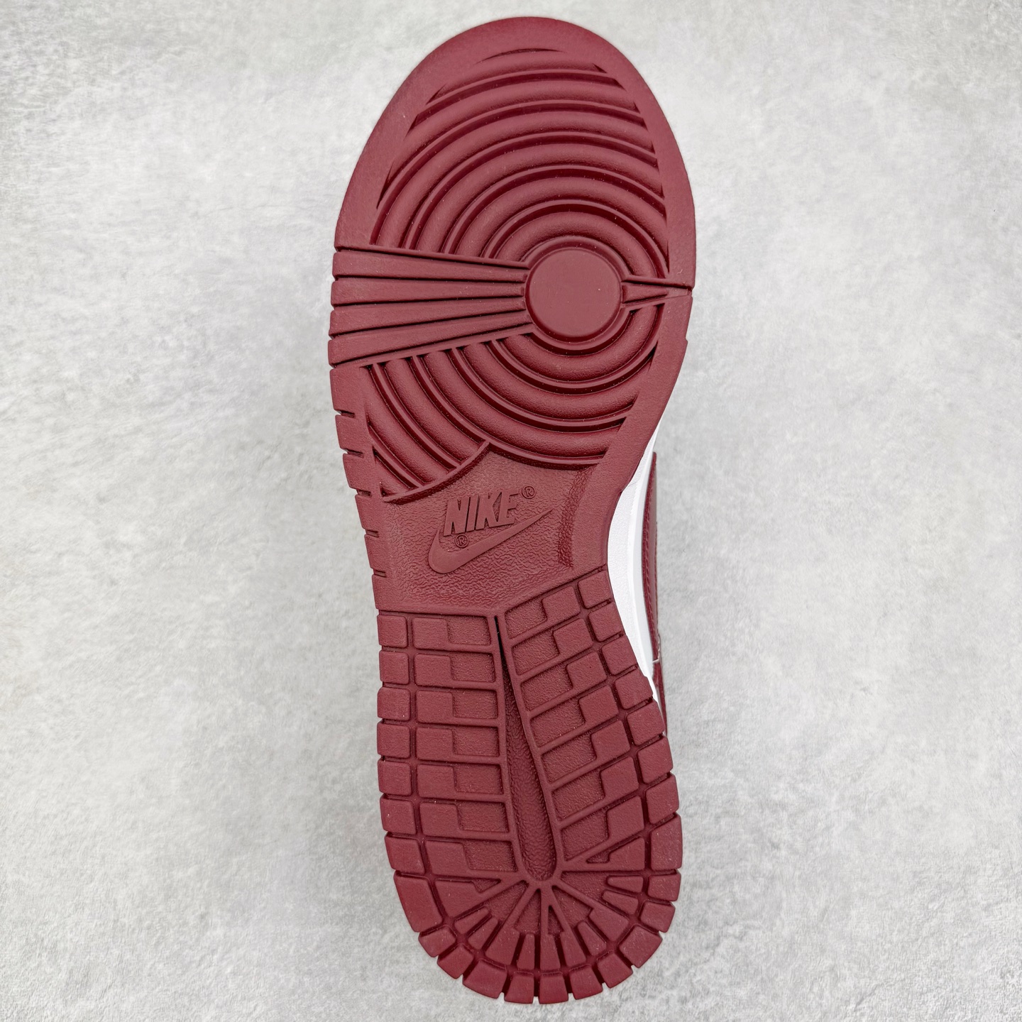 图片[9]-＃YC纯原 NK Dunk Low 红杉 DV0833-115 实力大厂出品 新配色陆续开发 利润个位数只为口碑 全套原纸板楦头开发 确保原汁原味 完美呈现DUNK版型 一比一鞋头弧度高度鞋身弧度 此版本只针对中端市场 皮料材质有所更替 其他数据细节工艺流程均保持一致 绝不口嗨 细节品控鞋型随意对比 独家私模官方第六代原厂航空铝磨具打磨大底 鞋头坡度极致还原 无解鞋型 原盒原配 圈内天花板工艺 原厂玻璃冲刀 超高清洁度 全鞋零毛边皮料切割 原厂中底布点胶 中底布拉帮走线遵循公司 尺码：36 36.5 37.5 38 38.5 39 40 40.5 41 42 42.5 43 44 44.5 45 46-选品中心