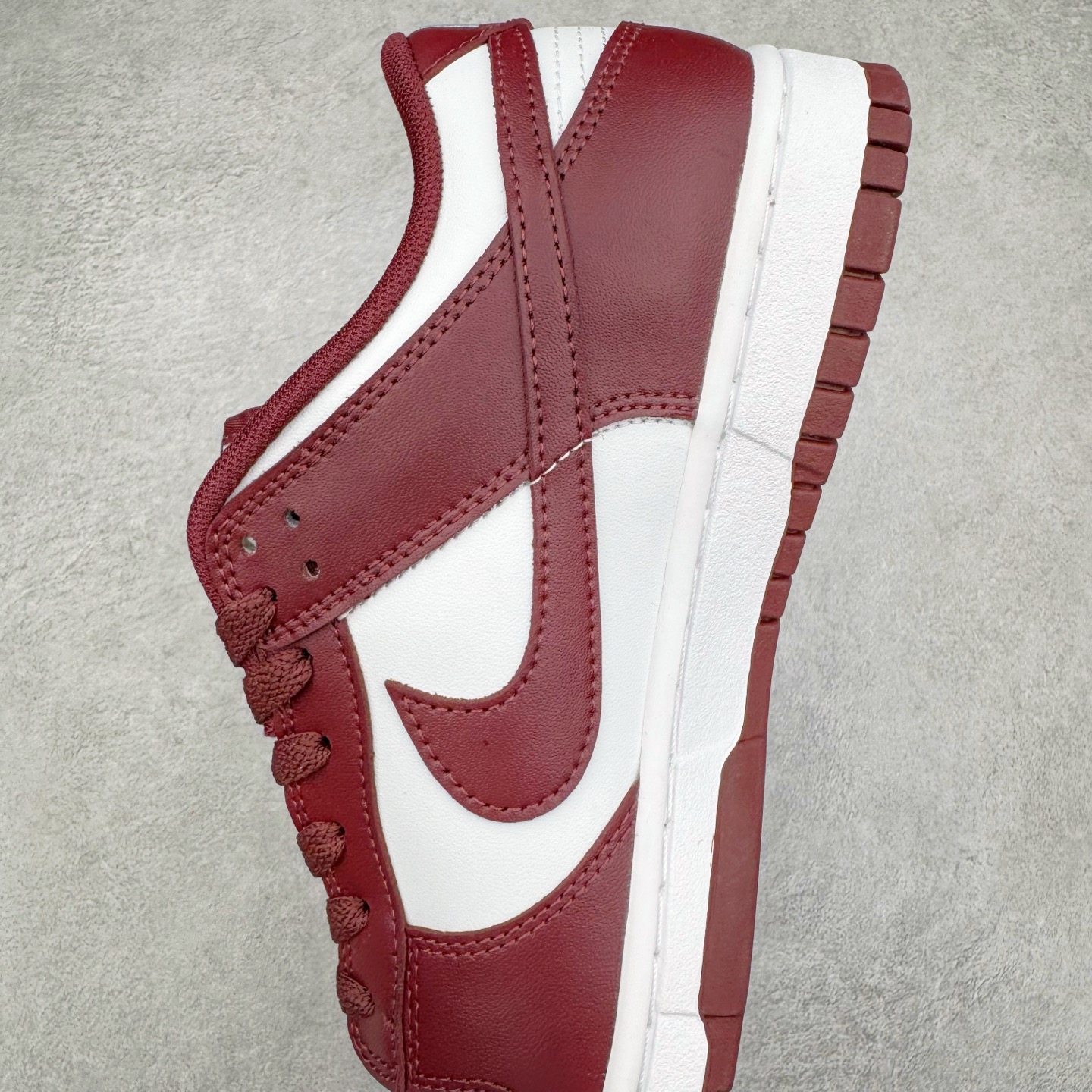 图片[7]-＃YC纯原 NK Dunk Low 红杉 DV0833-115 实力大厂出品 新配色陆续开发 利润个位数只为口碑 全套原纸板楦头开发 确保原汁原味 完美呈现DUNK版型 一比一鞋头弧度高度鞋身弧度 此版本只针对中端市场 皮料材质有所更替 其他数据细节工艺流程均保持一致 绝不口嗨 细节品控鞋型随意对比 独家私模官方第六代原厂航空铝磨具打磨大底 鞋头坡度极致还原 无解鞋型 原盒原配 圈内天花板工艺 原厂玻璃冲刀 超高清洁度 全鞋零毛边皮料切割 原厂中底布点胶 中底布拉帮走线遵循公司 尺码：36 36.5 37.5 38 38.5 39 40 40.5 41 42 42.5 43 44 44.5 45 46-选品中心