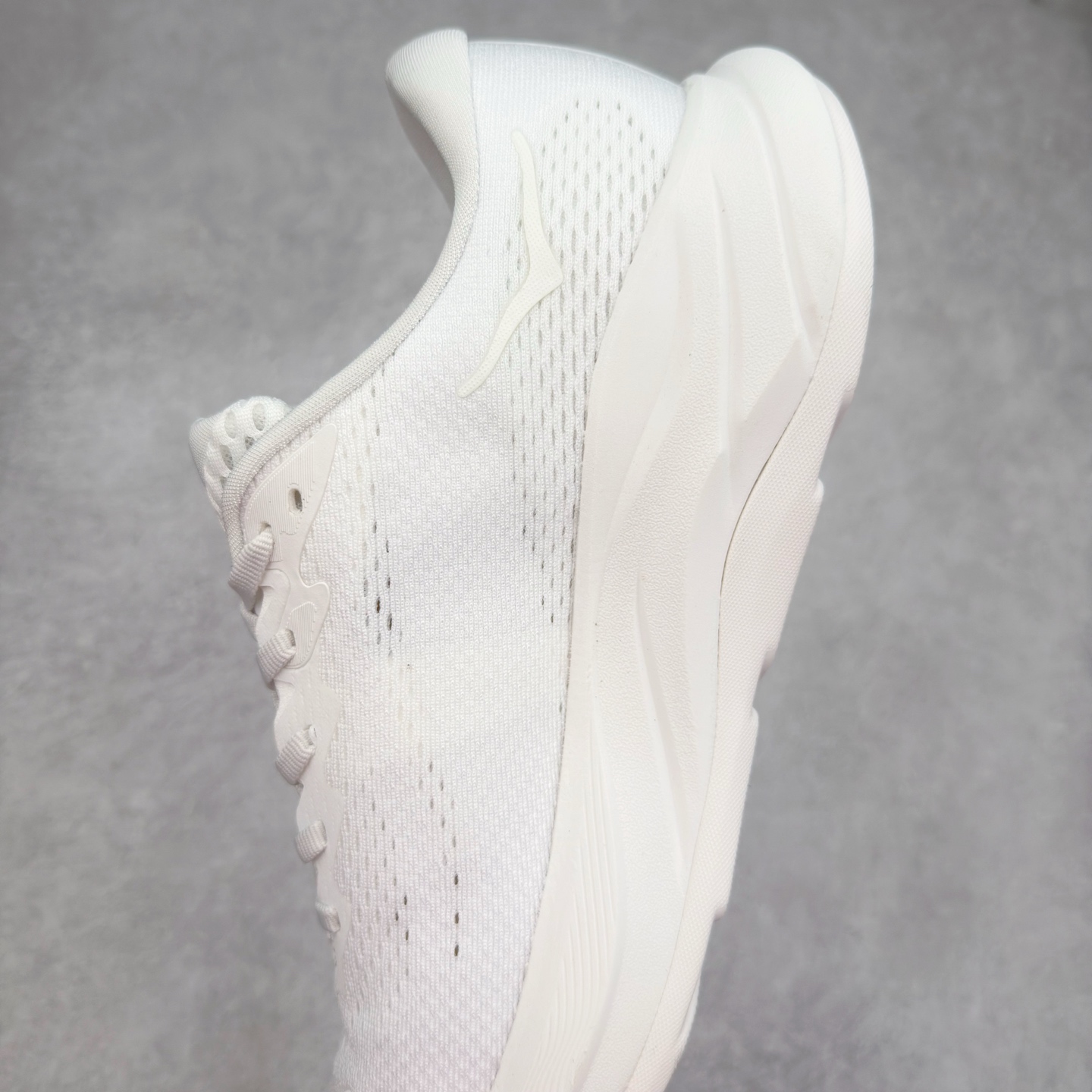 图片[7]-HOKA ONE ONE RINCON 4 舒适防滑耐磨低帮休闲跑步鞋 Rincon 4 是一款日常训练用的跑步鞋，踩上去的感觉很结实。它适合中短距离跑步，但如果您习惯于稍硬的感觉，也可以用于长距离跑步。但它的速度不够快，不能作为速度训练鞋，也不够柔软，不能作为恢复训练鞋，日常里程跑才是它的优势所在。如果您想尝试 Hoka 跑鞋，又想享受极具竞争力的价格，那就试试这款鞋吧。尺码：36 36.5 37.5 38 38.5 39 40 40.5 41 42 42.5 43 44 44.5 45-选品中心