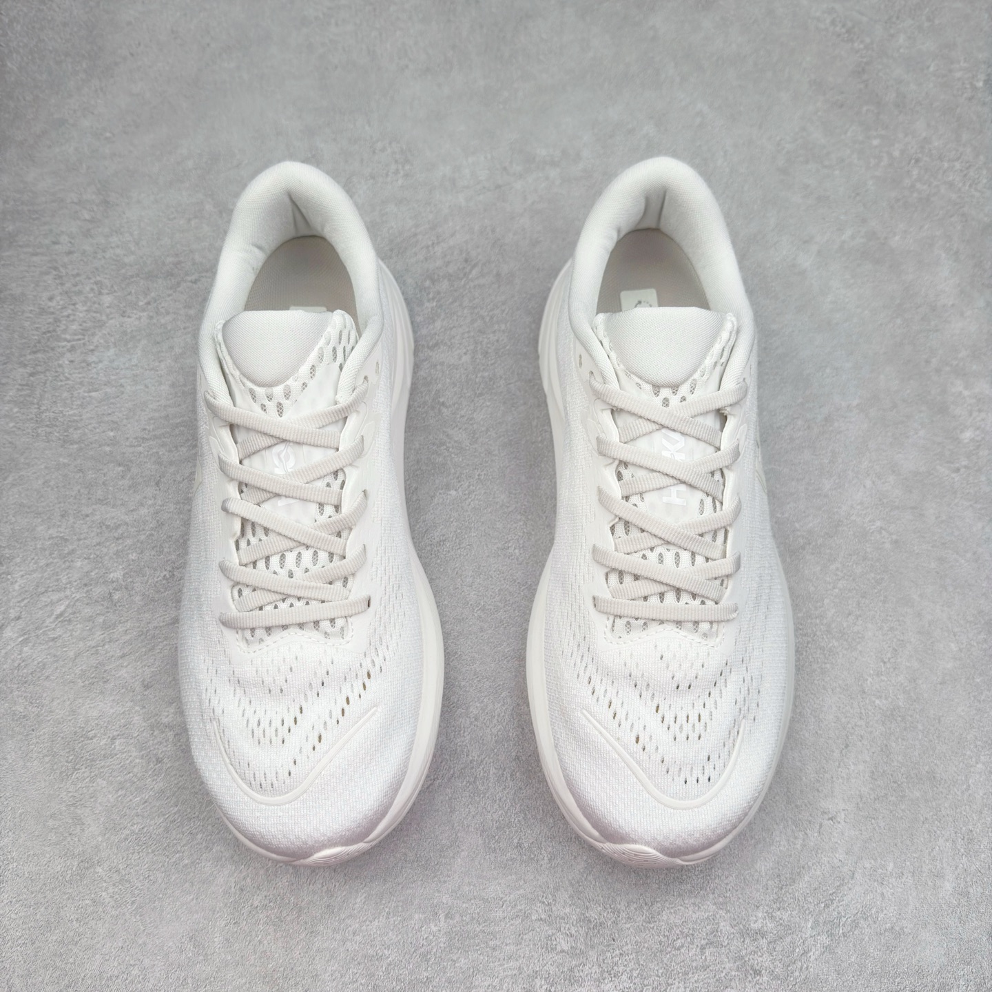 图片[2]-HOKA ONE ONE RINCON 4 舒适防滑耐磨低帮休闲跑步鞋 Rincon 4 是一款日常训练用的跑步鞋，踩上去的感觉很结实。它适合中短距离跑步，但如果您习惯于稍硬的感觉，也可以用于长距离跑步。但它的速度不够快，不能作为速度训练鞋，也不够柔软，不能作为恢复训练鞋，日常里程跑才是它的优势所在。如果您想尝试 Hoka 跑鞋，又想享受极具竞争力的价格，那就试试这款鞋吧。尺码：36 36.5 37.5 38 38.5 39 40 40.5 41 42 42.5 43 44 44.5 45-选品中心