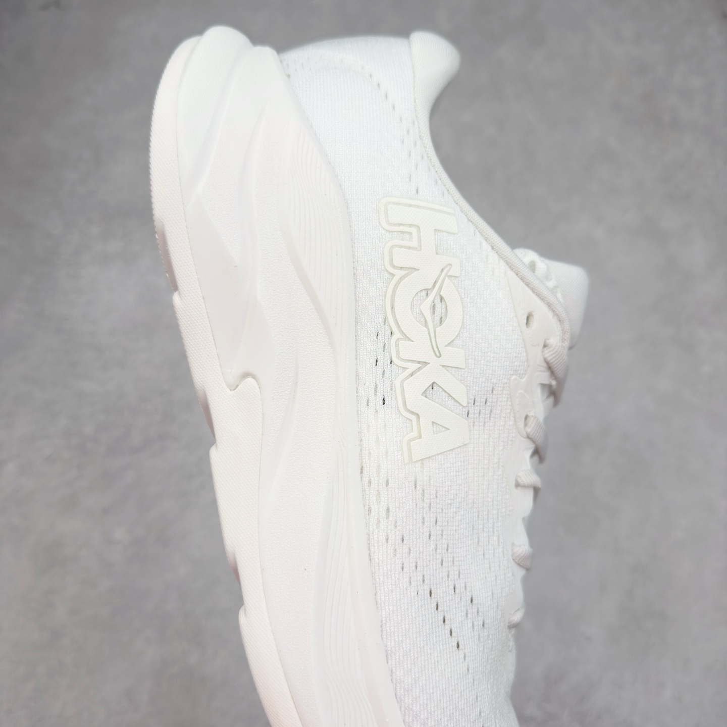 图片[6]-HOKA ONE ONE RINCON 4 舒适防滑耐磨低帮休闲跑步鞋 Rincon 4 是一款日常训练用的跑步鞋，踩上去的感觉很结实。它适合中短距离跑步，但如果您习惯于稍硬的感觉，也可以用于长距离跑步。但它的速度不够快，不能作为速度训练鞋，也不够柔软，不能作为恢复训练鞋，日常里程跑才是它的优势所在。如果您想尝试 Hoka 跑鞋，又想享受极具竞争力的价格，那就试试这款鞋吧。尺码：36 36.5 37.5 38 38.5 39 40 40.5 41 42 42.5 43 44 44.5 45-选品中心