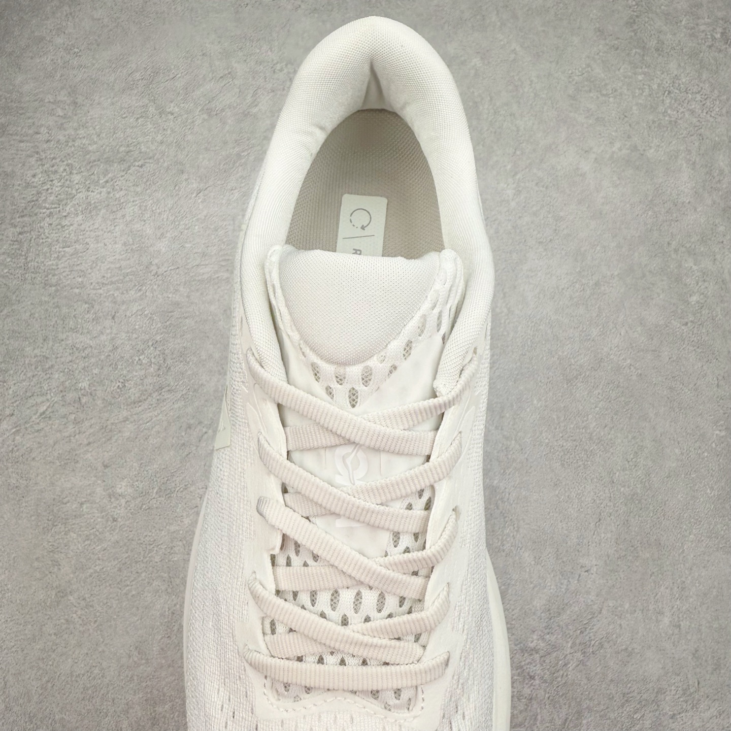 图片[5]-HOKA ONE ONE RINCON 4 舒适防滑耐磨低帮休闲跑步鞋 Rincon 4 是一款日常训练用的跑步鞋，踩上去的感觉很结实。它适合中短距离跑步，但如果您习惯于稍硬的感觉，也可以用于长距离跑步。但它的速度不够快，不能作为速度训练鞋，也不够柔软，不能作为恢复训练鞋，日常里程跑才是它的优势所在。如果您想尝试 Hoka 跑鞋，又想享受极具竞争力的价格，那就试试这款鞋吧。尺码：36 36.5 37.5 38 38.5 39 40 40.5 41 42 42.5 43 44 44.5 45-选品中心