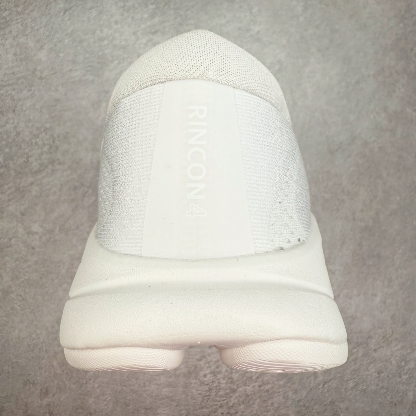 图片[8]-HOKA ONE ONE RINCON 4 舒适防滑耐磨低帮休闲跑步鞋 Rincon 4 是一款日常训练用的跑步鞋，踩上去的感觉很结实。它适合中短距离跑步，但如果您习惯于稍硬的感觉，也可以用于长距离跑步。但它的速度不够快，不能作为速度训练鞋，也不够柔软，不能作为恢复训练鞋，日常里程跑才是它的优势所在。如果您想尝试 Hoka 跑鞋，又想享受极具竞争力的价格，那就试试这款鞋吧。尺码：36 36.5 37.5 38 38.5 39 40 40.5 41 42 42.5 43 44 44.5 45-选品中心