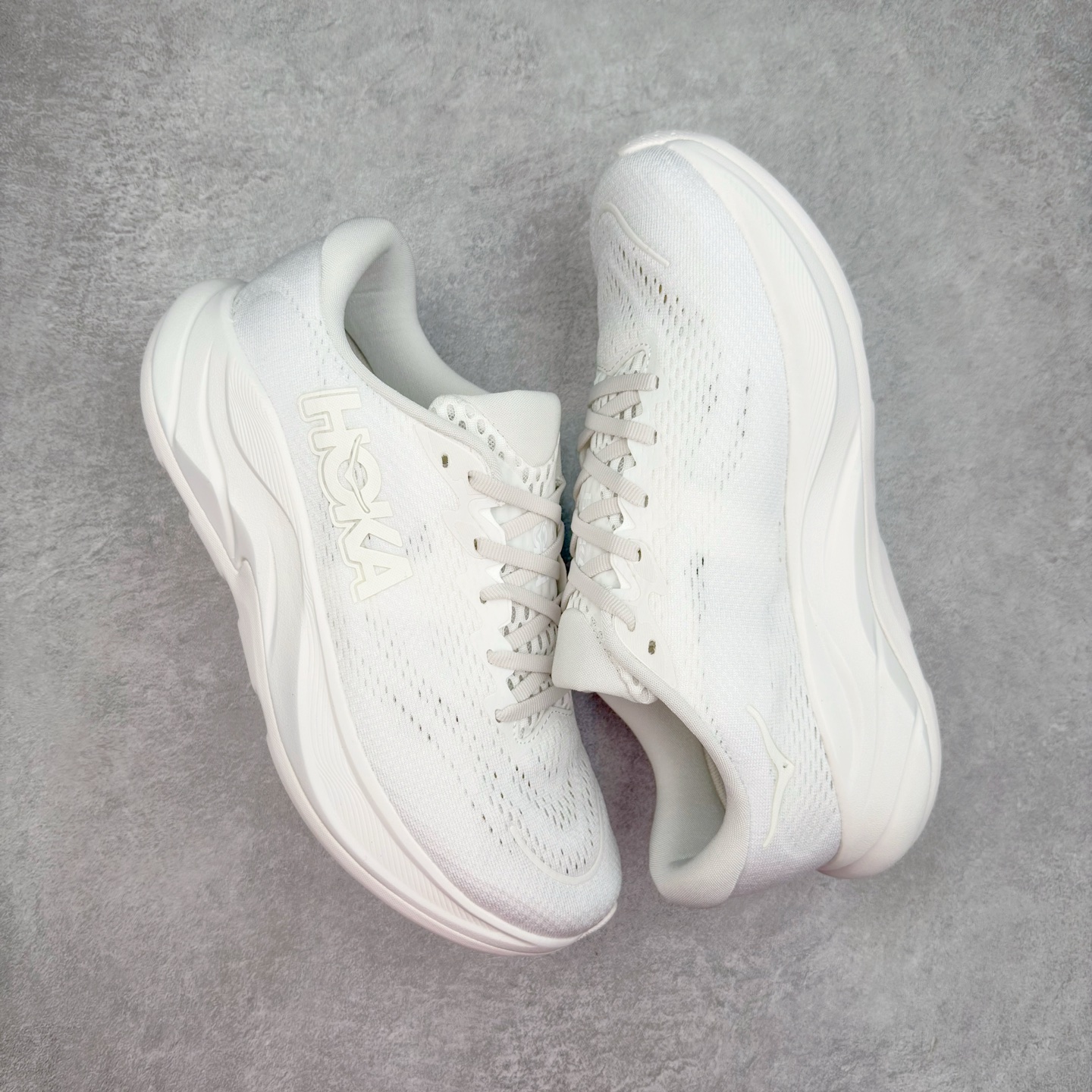 图片[3]-HOKA ONE ONE RINCON 4 舒适防滑耐磨低帮休闲跑步鞋 Rincon 4 是一款日常训练用的跑步鞋，踩上去的感觉很结实。它适合中短距离跑步，但如果您习惯于稍硬的感觉，也可以用于长距离跑步。但它的速度不够快，不能作为速度训练鞋，也不够柔软，不能作为恢复训练鞋，日常里程跑才是它的优势所在。如果您想尝试 Hoka 跑鞋，又想享受极具竞争力的价格，那就试试这款鞋吧。尺码：36 36.5 37.5 38 38.5 39 40 40.5 41 42 42.5 43 44 44.5 45-选品中心