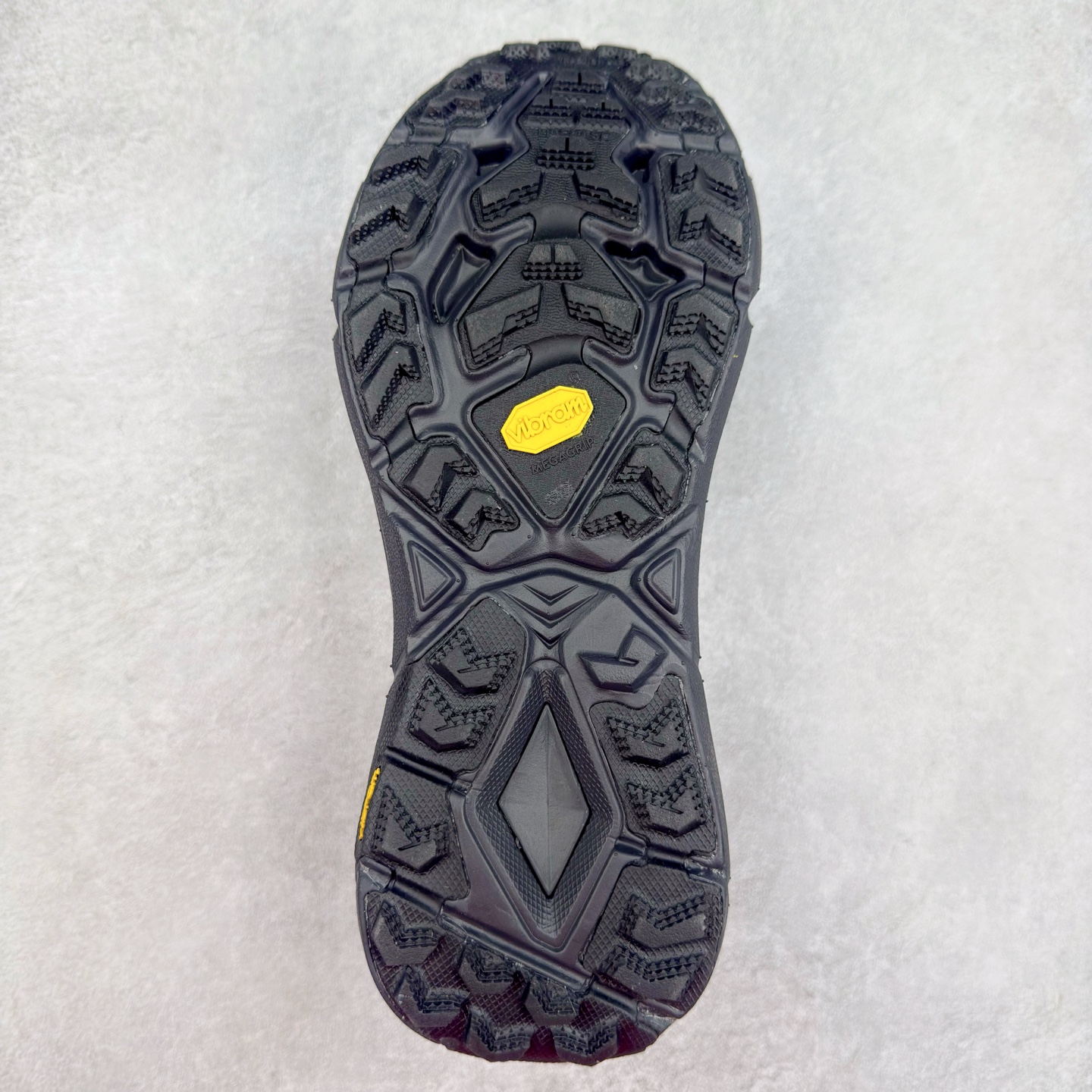 图片[9]-＃纯原 Satisfy x HOKA ONE ONE 百搭简约防滑耐磨低帮跑步鞋 联名配色 球鞋继承了HOKA的经典越野鞋型MAFATE SPEED 4的设计，更在此基础上进行了创新和提升，使得它既适合户外越野跑，又充满了时尚潮流的元素。它的半透明鞋面设计，不仅让鞋身看起来更加轻便，而且提供了良好的透气性。而保护性的防撕裂尼龙面料，则确保了在复杂地形中的耐用性。这样的设计，让人在享受奔跑的同时，也能感受到鞋底带来的舒适。双层ProFly™中底的使用，是这款鞋的另一个亮点。这种中底材质，提供了卓越的缓震性能，无论是在崎岖的山路上，还是在平坦的道路上，都能给跑者带来稳定的支撑。而VIBRAM MEGAGRIP®及LITEBASE®大底的搭载，更是让这款鞋在保持高抓地力的同时，减轻了鞋底的重量，使得每一步跑动都轻盈如飞。尺码：36 36.5 37.5 38 38.5 39 40 40.5 41 42 42.5 43 44 44.5 45 46-选品中心