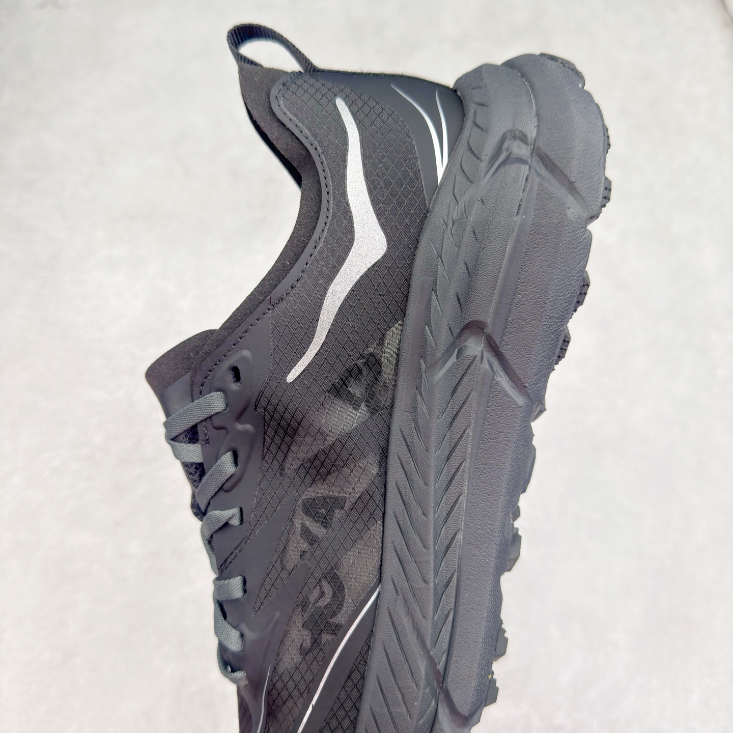 图片[7]-＃纯原 Satisfy x HOKA ONE ONE 百搭简约防滑耐磨低帮跑步鞋 联名配色 球鞋继承了HOKA的经典越野鞋型MAFATE SPEED 4的设计，更在此基础上进行了创新和提升，使得它既适合户外越野跑，又充满了时尚潮流的元素。它的半透明鞋面设计，不仅让鞋身看起来更加轻便，而且提供了良好的透气性。而保护性的防撕裂尼龙面料，则确保了在复杂地形中的耐用性。这样的设计，让人在享受奔跑的同时，也能感受到鞋底带来的舒适。双层ProFly™中底的使用，是这款鞋的另一个亮点。这种中底材质，提供了卓越的缓震性能，无论是在崎岖的山路上，还是在平坦的道路上，都能给跑者带来稳定的支撑。而VIBRAM MEGAGRIP®及LITEBASE®大底的搭载，更是让这款鞋在保持高抓地力的同时，减轻了鞋底的重量，使得每一步跑动都轻盈如飞。尺码：36 36.5 37.5 38 38.5 39 40 40.5 41 42 42.5 43 44 44.5 45 46-选品中心