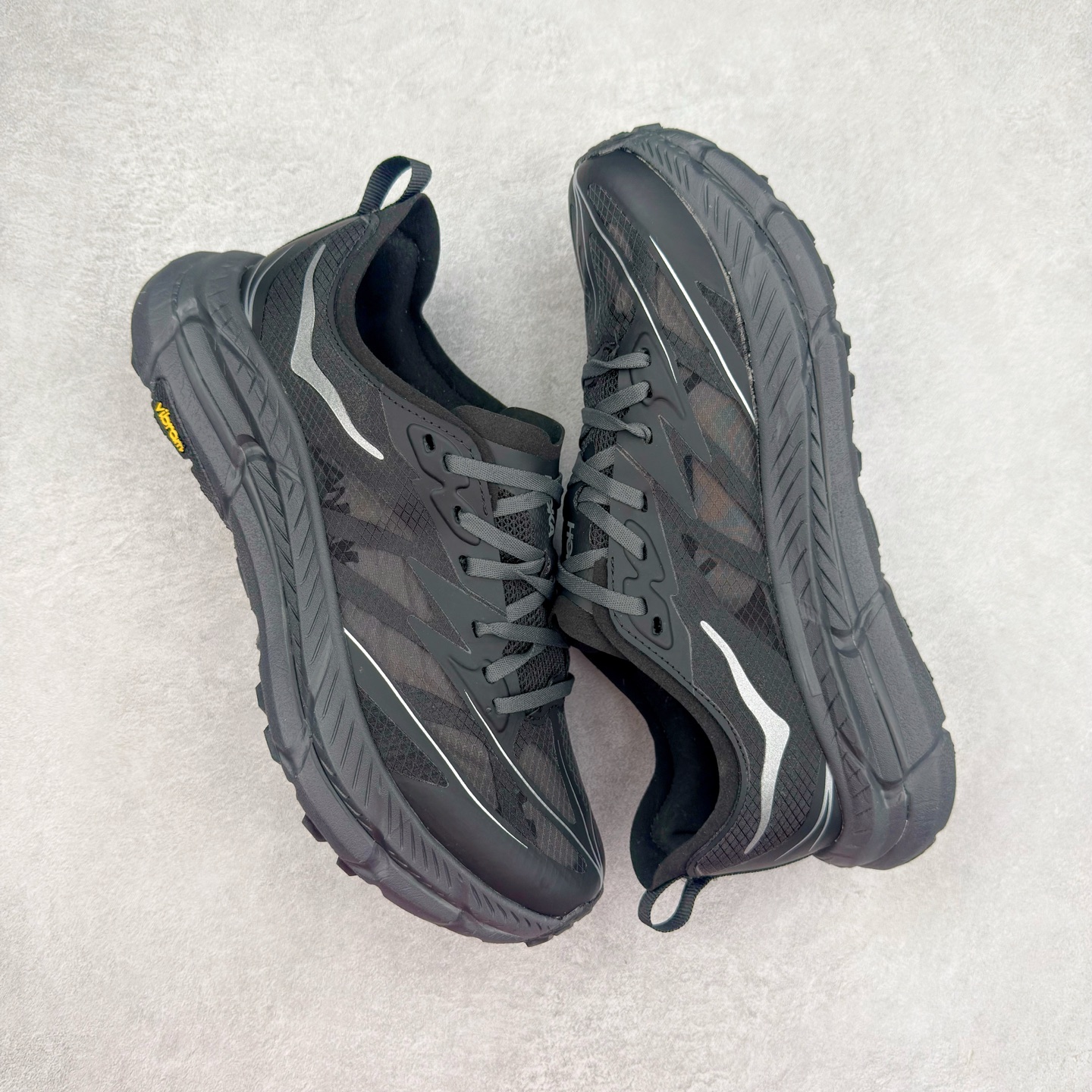 图片[3]-＃纯原 Satisfy x HOKA ONE ONE 百搭简约防滑耐磨低帮跑步鞋 联名配色 球鞋继承了HOKA的经典越野鞋型MAFATE SPEED 4的设计，更在此基础上进行了创新和提升，使得它既适合户外越野跑，又充满了时尚潮流的元素。它的半透明鞋面设计，不仅让鞋身看起来更加轻便，而且提供了良好的透气性。而保护性的防撕裂尼龙面料，则确保了在复杂地形中的耐用性。这样的设计，让人在享受奔跑的同时，也能感受到鞋底带来的舒适。双层ProFly™中底的使用，是这款鞋的另一个亮点。这种中底材质，提供了卓越的缓震性能，无论是在崎岖的山路上，还是在平坦的道路上，都能给跑者带来稳定的支撑。而VIBRAM MEGAGRIP®及LITEBASE®大底的搭载，更是让这款鞋在保持高抓地力的同时，减轻了鞋底的重量，使得每一步跑动都轻盈如飞。尺码：36 36.5 37.5 38 38.5 39 40 40.5 41 42 42.5 43 44 44.5 45 46-选品中心