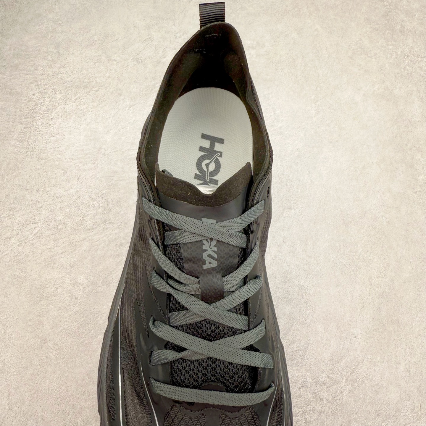 图片[5]-＃纯原 Satisfy x HOKA ONE ONE 百搭简约防滑耐磨低帮跑步鞋 联名配色 球鞋继承了HOKA的经典越野鞋型MAFATE SPEED 4的设计，更在此基础上进行了创新和提升，使得它既适合户外越野跑，又充满了时尚潮流的元素。它的半透明鞋面设计，不仅让鞋身看起来更加轻便，而且提供了良好的透气性。而保护性的防撕裂尼龙面料，则确保了在复杂地形中的耐用性。这样的设计，让人在享受奔跑的同时，也能感受到鞋底带来的舒适。双层ProFly™中底的使用，是这款鞋的另一个亮点。这种中底材质，提供了卓越的缓震性能，无论是在崎岖的山路上，还是在平坦的道路上，都能给跑者带来稳定的支撑。而VIBRAM MEGAGRIP®及LITEBASE®大底的搭载，更是让这款鞋在保持高抓地力的同时，减轻了鞋底的重量，使得每一步跑动都轻盈如飞。尺码：36 36.5 37.5 38 38.5 39 40 40.5 41 42 42.5 43 44 44.5 45 46-选品中心