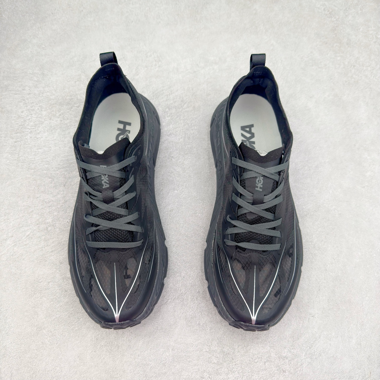 图片[2]-＃纯原 Satisfy x HOKA ONE ONE 百搭简约防滑耐磨低帮跑步鞋 联名配色 球鞋继承了HOKA的经典越野鞋型MAFATE SPEED 4的设计，更在此基础上进行了创新和提升，使得它既适合户外越野跑，又充满了时尚潮流的元素。它的半透明鞋面设计，不仅让鞋身看起来更加轻便，而且提供了良好的透气性。而保护性的防撕裂尼龙面料，则确保了在复杂地形中的耐用性。这样的设计，让人在享受奔跑的同时，也能感受到鞋底带来的舒适。双层ProFly™中底的使用，是这款鞋的另一个亮点。这种中底材质，提供了卓越的缓震性能，无论是在崎岖的山路上，还是在平坦的道路上，都能给跑者带来稳定的支撑。而VIBRAM MEGAGRIP®及LITEBASE®大底的搭载，更是让这款鞋在保持高抓地力的同时，减轻了鞋底的重量，使得每一步跑动都轻盈如飞。尺码：36 36.5 37.5 38 38.5 39 40 40.5 41 42 42.5 43 44 44.5 45 46-选品中心