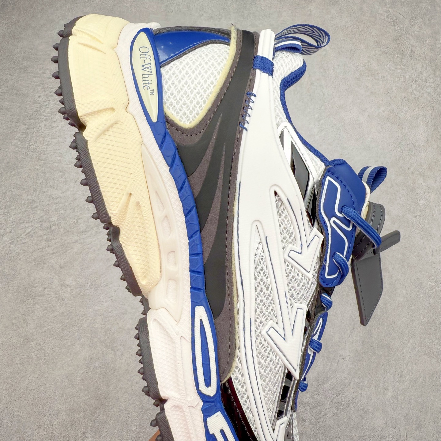 图片[6]-＃KX Off-White 2024年OW最新款跑鞋 #百分百原盒正确版 原楦原纸板数据开发 4层分离大底#鞋面采用3d立体打印和多种材料拼接而成#防滑耐磨透气性轻便跑鞋 作为曾经爆火 并且定位奢潮领域的标志性品牌 Off-White 仍需要不断更新符合当下潮流时尚的复古运动鞋款，以期收获基本盘消费者的关注 此次更新的 Off-White 新款运动鞋将经典复古老爹鞋细节设计更加夸张化 并将标志性箭头设计置于显著位置 除此之外 整个系列的色彩搭配也可谓纷繁多样 总有一款适合你 Off-White最新运动鞋款估计将在未来几个月登陆品牌专柜 喜欢的朋友切莫错过 尺码：36 37 38 39 40 41 42 43 44 45 46 47-选品中心