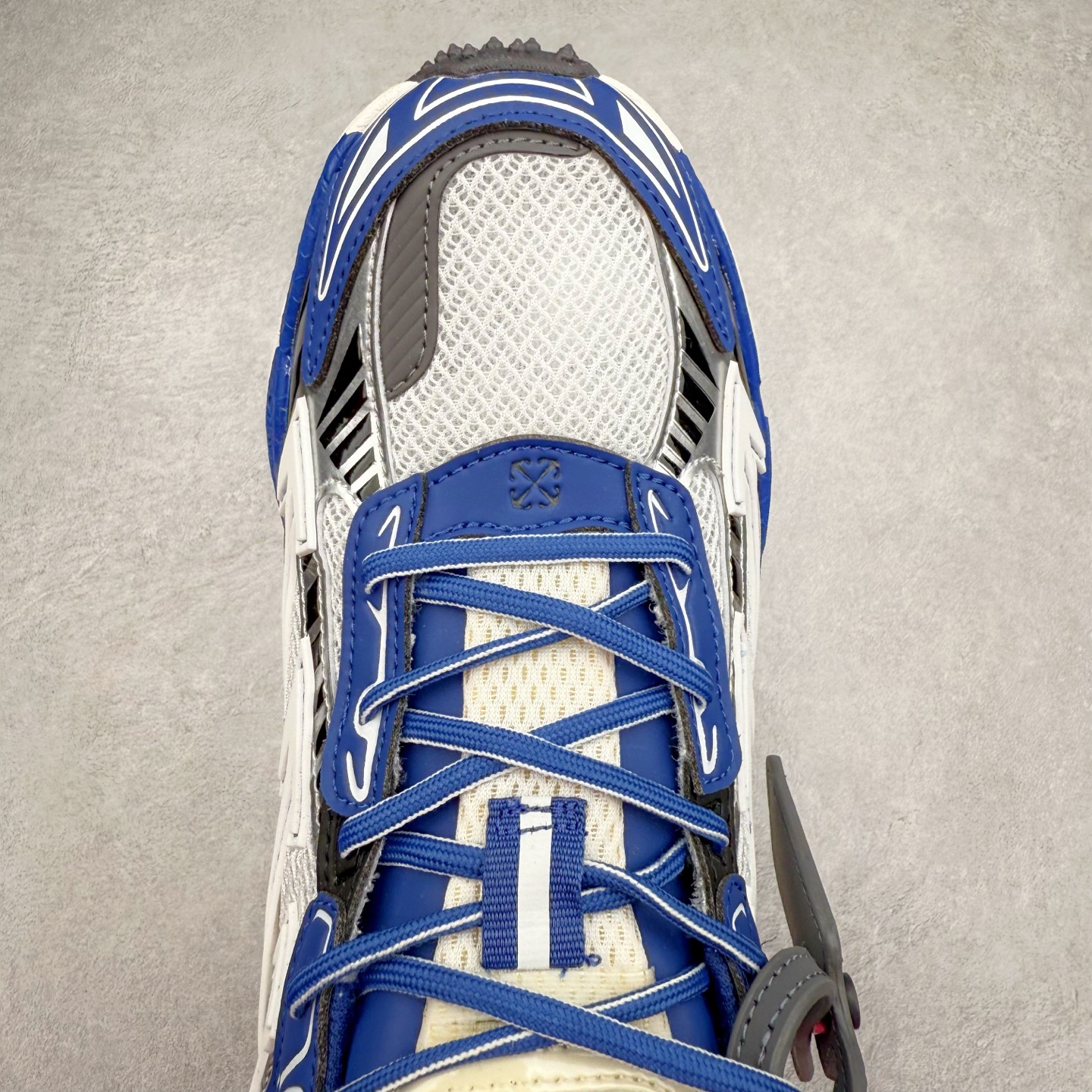 图片[4]-＃KX Off-White 2024年OW最新款跑鞋 #百分百原盒正确版 原楦原纸板数据开发 4层分离大底#鞋面采用3d立体打印和多种材料拼接而成#防滑耐磨透气性轻便跑鞋 作为曾经爆火 并且定位奢潮领域的标志性品牌 Off-White 仍需要不断更新符合当下潮流时尚的复古运动鞋款，以期收获基本盘消费者的关注 此次更新的 Off-White 新款运动鞋将经典复古老爹鞋细节设计更加夸张化 并将标志性箭头设计置于显著位置 除此之外 整个系列的色彩搭配也可谓纷繁多样 总有一款适合你 Off-White最新运动鞋款估计将在未来几个月登陆品牌专柜 喜欢的朋友切莫错过 尺码：36 37 38 39 40 41 42 43 44 45 46 47-选品中心