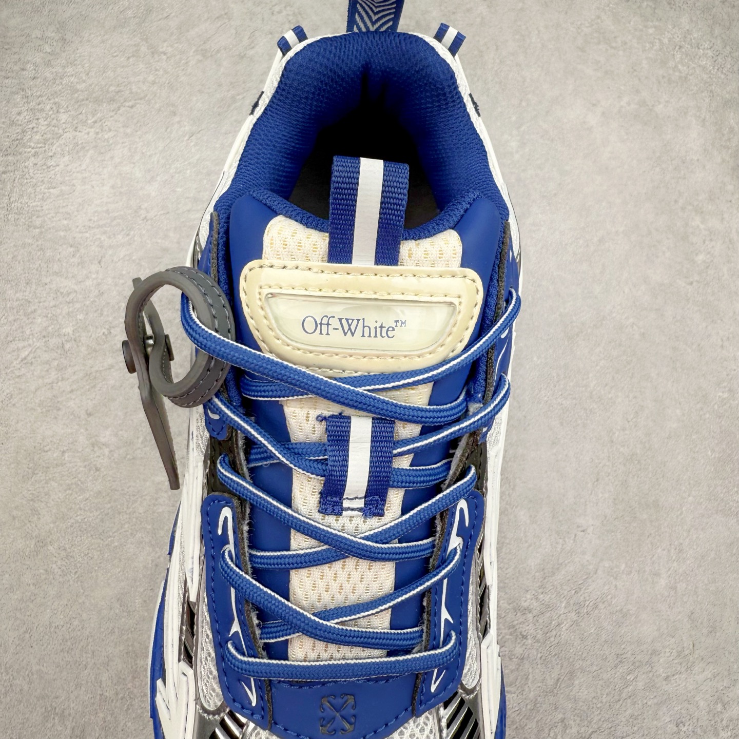 图片[5]-＃KX Off-White 2024年OW最新款跑鞋 #百分百原盒正确版 原楦原纸板数据开发 4层分离大底#鞋面采用3d立体打印和多种材料拼接而成#防滑耐磨透气性轻便跑鞋 作为曾经爆火 并且定位奢潮领域的标志性品牌 Off-White 仍需要不断更新符合当下潮流时尚的复古运动鞋款，以期收获基本盘消费者的关注 此次更新的 Off-White 新款运动鞋将经典复古老爹鞋细节设计更加夸张化 并将标志性箭头设计置于显著位置 除此之外 整个系列的色彩搭配也可谓纷繁多样 总有一款适合你 Off-White最新运动鞋款估计将在未来几个月登陆品牌专柜 喜欢的朋友切莫错过 尺码：36 37 38 39 40 41 42 43 44 45 46 47-选品中心