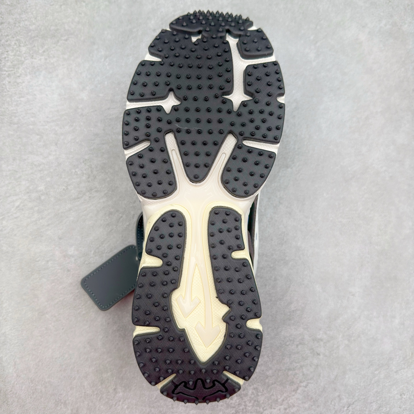 图片[9]-＃KX Off-White 2024年OW最新款跑鞋 #百分百原盒正确版 原楦原纸板数据开发 4层分离大底#鞋面采用3d立体打印和多种材料拼接而成#防滑耐磨透气性轻便跑鞋 作为曾经爆火 并且定位奢潮领域的标志性品牌 Off-White 仍需要不断更新符合当下潮流时尚的复古运动鞋款，以期收获基本盘消费者的关注 此次更新的 Off-White 新款运动鞋将经典复古老爹鞋细节设计更加夸张化 并将标志性箭头设计置于显著位置 除此之外 整个系列的色彩搭配也可谓纷繁多样 总有一款适合你 Off-White最新运动鞋款估计将在未来几个月登陆品牌专柜 喜欢的朋友切莫错过 尺码：36 37 38 39 40 41 42 43 44 45 46 47-选品中心