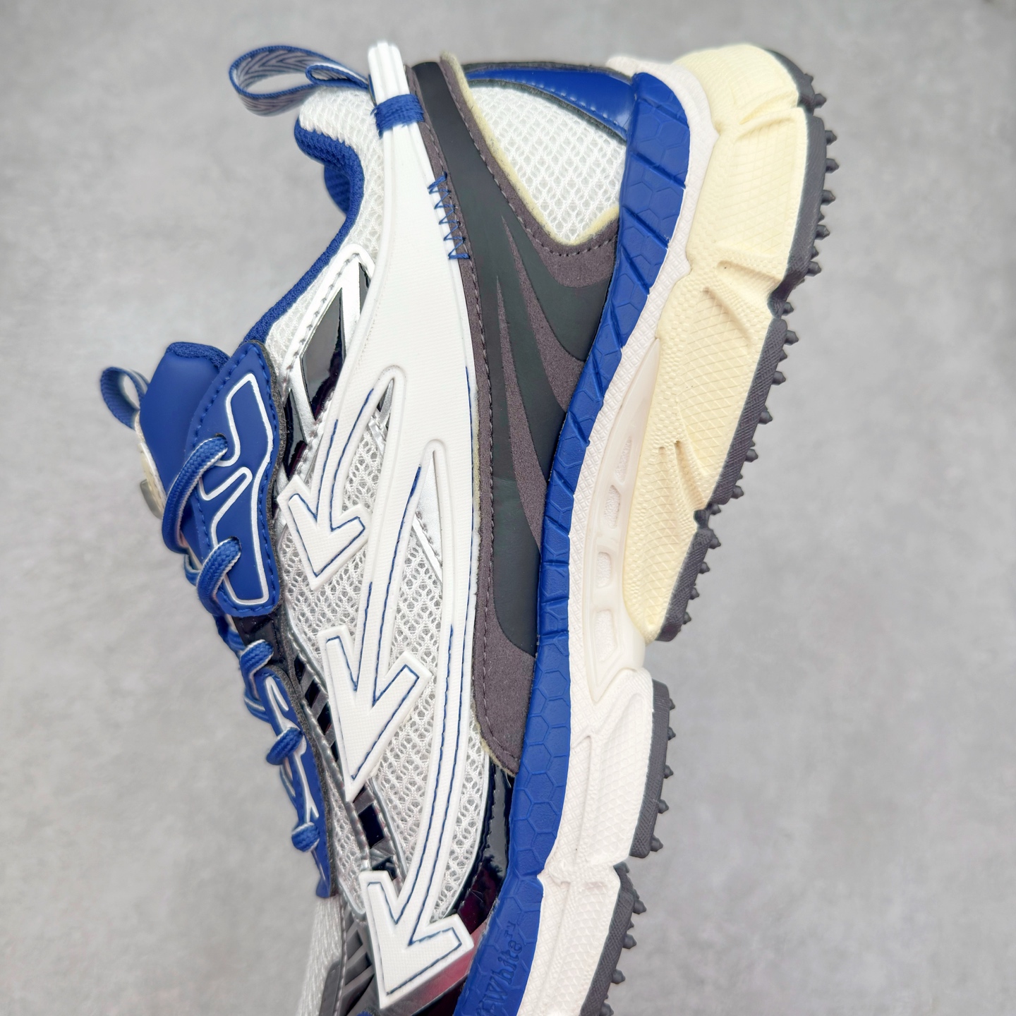 图片[7]-＃KX Off-White 2024年OW最新款跑鞋 #百分百原盒正确版 原楦原纸板数据开发 4层分离大底#鞋面采用3d立体打印和多种材料拼接而成#防滑耐磨透气性轻便跑鞋 作为曾经爆火 并且定位奢潮领域的标志性品牌 Off-White 仍需要不断更新符合当下潮流时尚的复古运动鞋款，以期收获基本盘消费者的关注 此次更新的 Off-White 新款运动鞋将经典复古老爹鞋细节设计更加夸张化 并将标志性箭头设计置于显著位置 除此之外 整个系列的色彩搭配也可谓纷繁多样 总有一款适合你 Off-White最新运动鞋款估计将在未来几个月登陆品牌专柜 喜欢的朋友切莫错过 尺码：36 37 38 39 40 41 42 43 44 45 46 47-选品中心